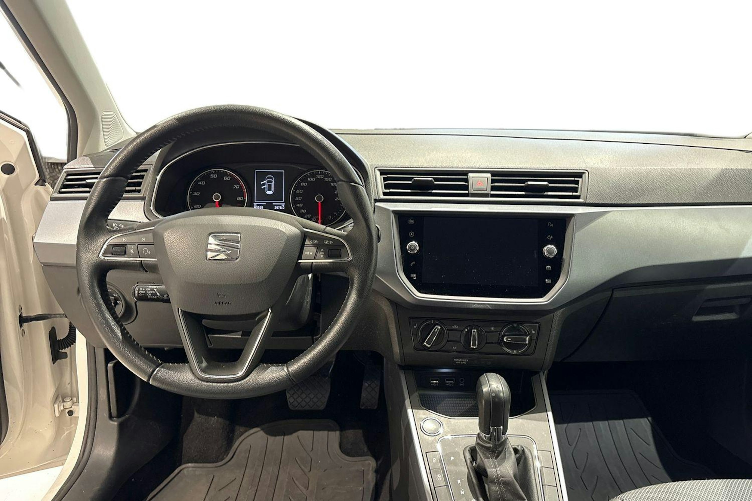 valkoinen SEAT Arona 2018 kuva 9.