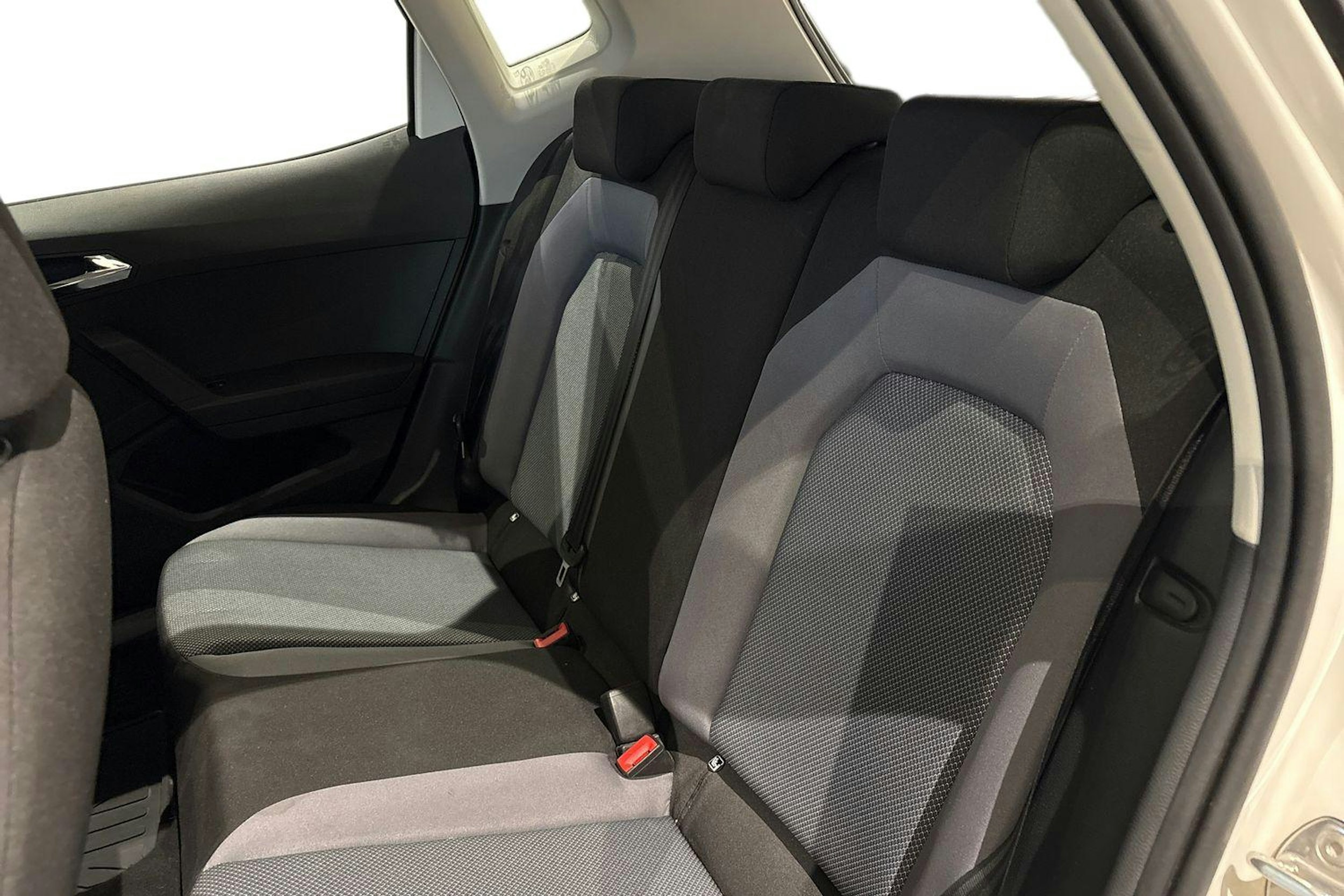 valkoinen SEAT Arona 2018 kuva 10.