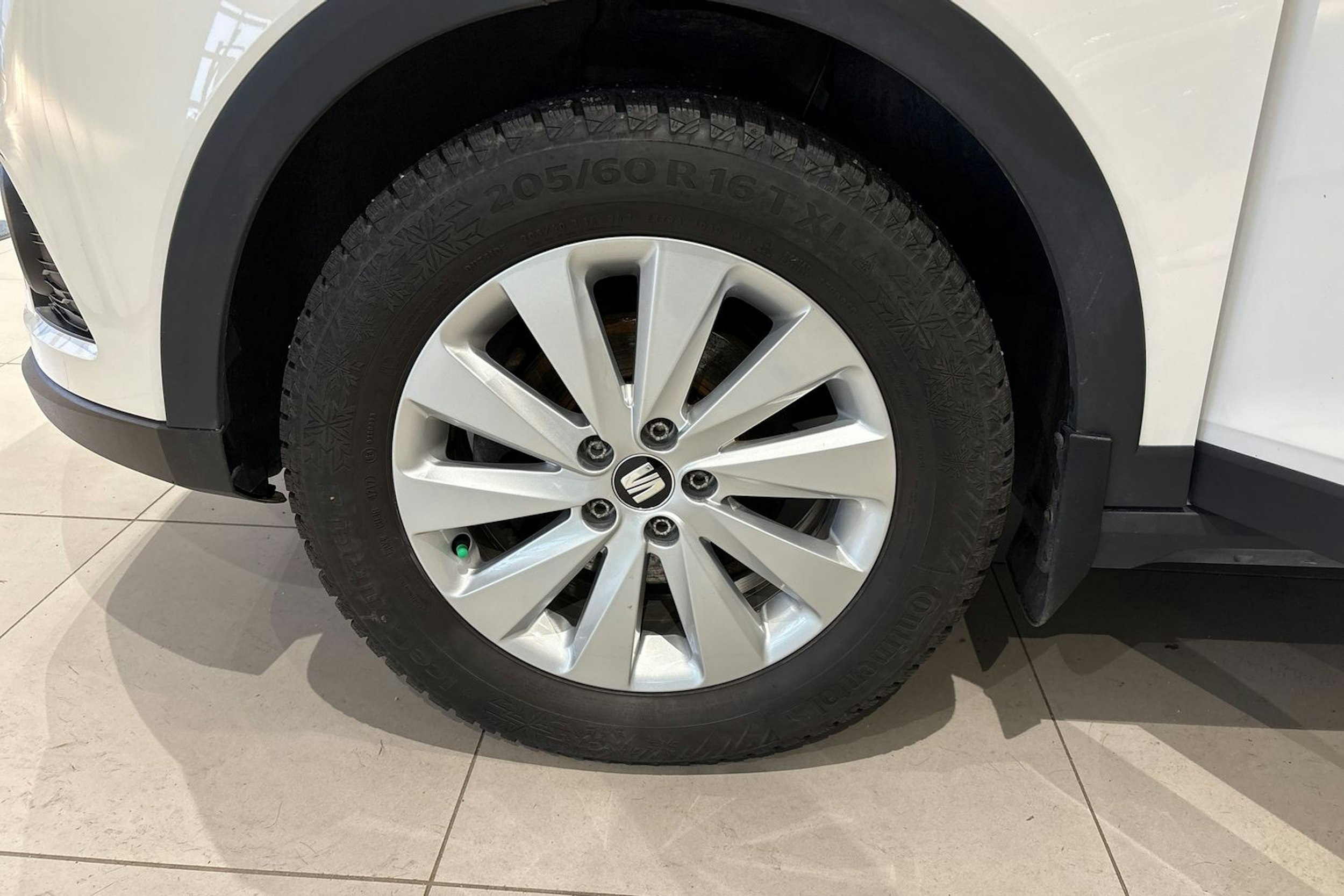 valkoinen SEAT Arona 2018 kuva 11.