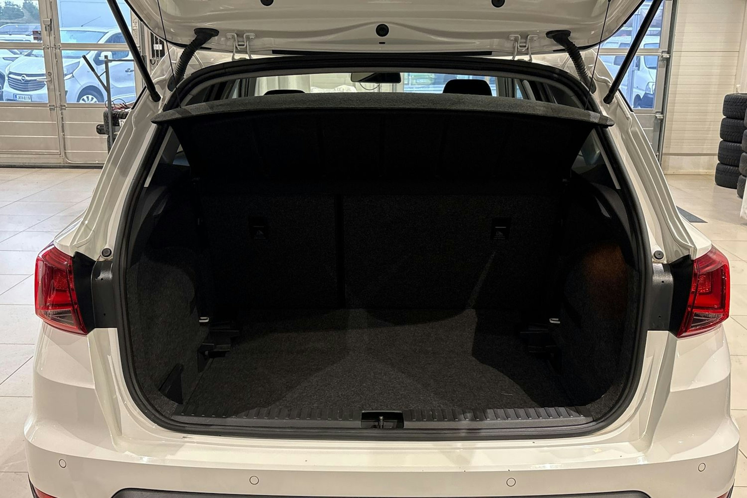 valkoinen SEAT Arona 2018 kuva 14.