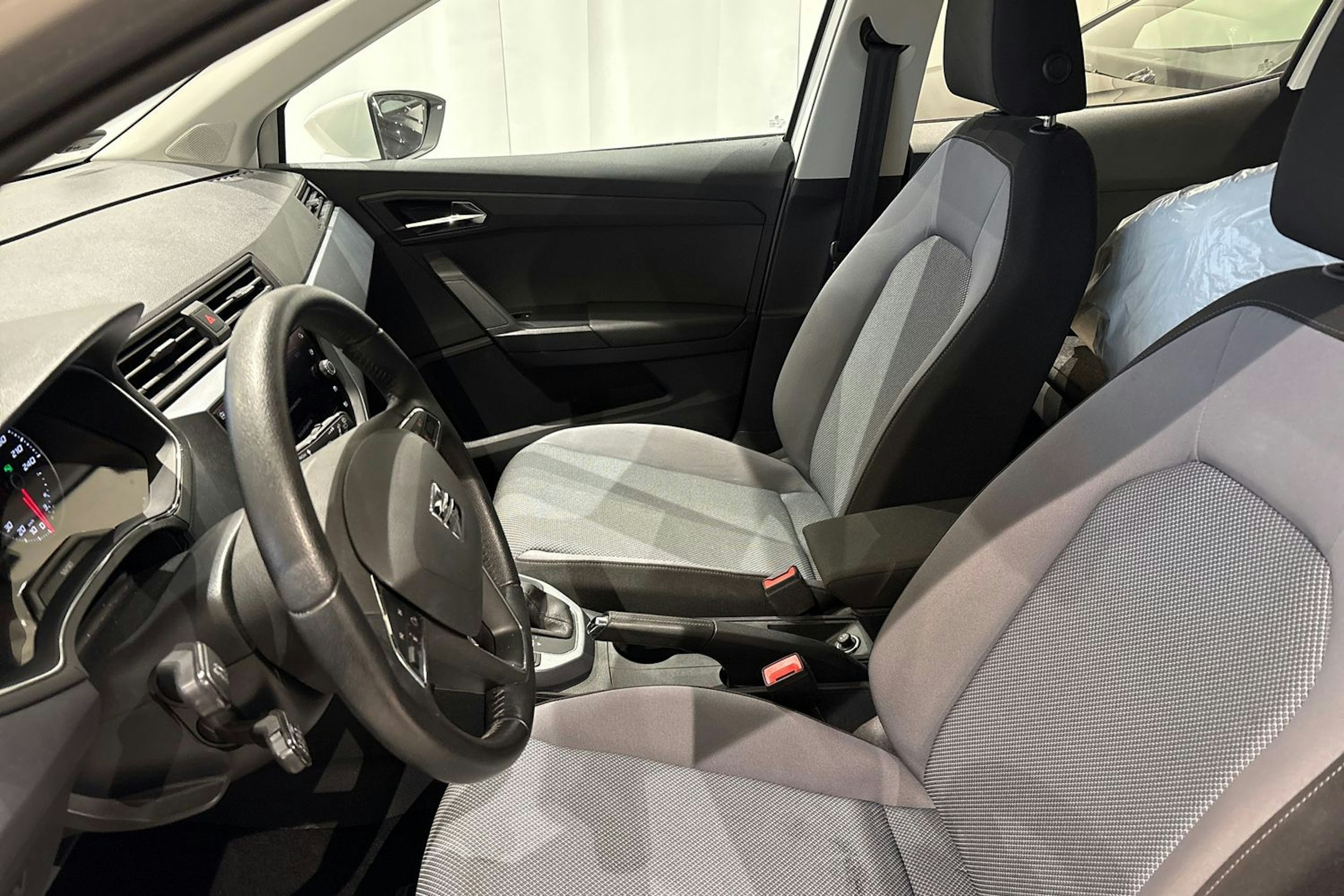 valkoinen SEAT Arona 2018 kuva 17.
