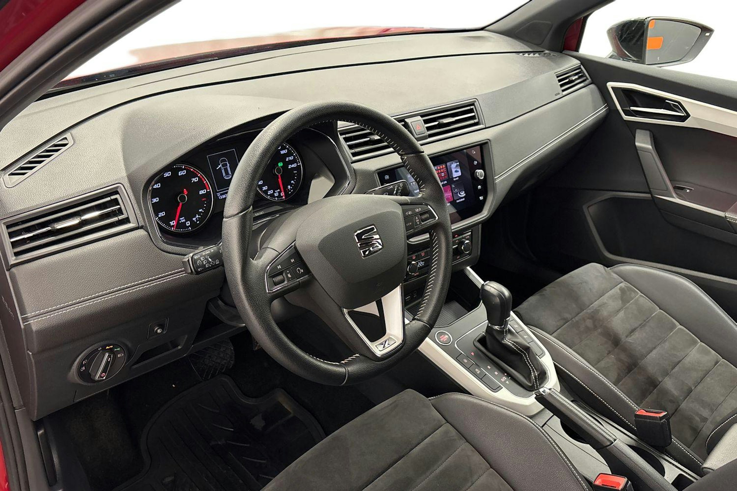 met. punainen SEAT Arona 2018 kuva 7.