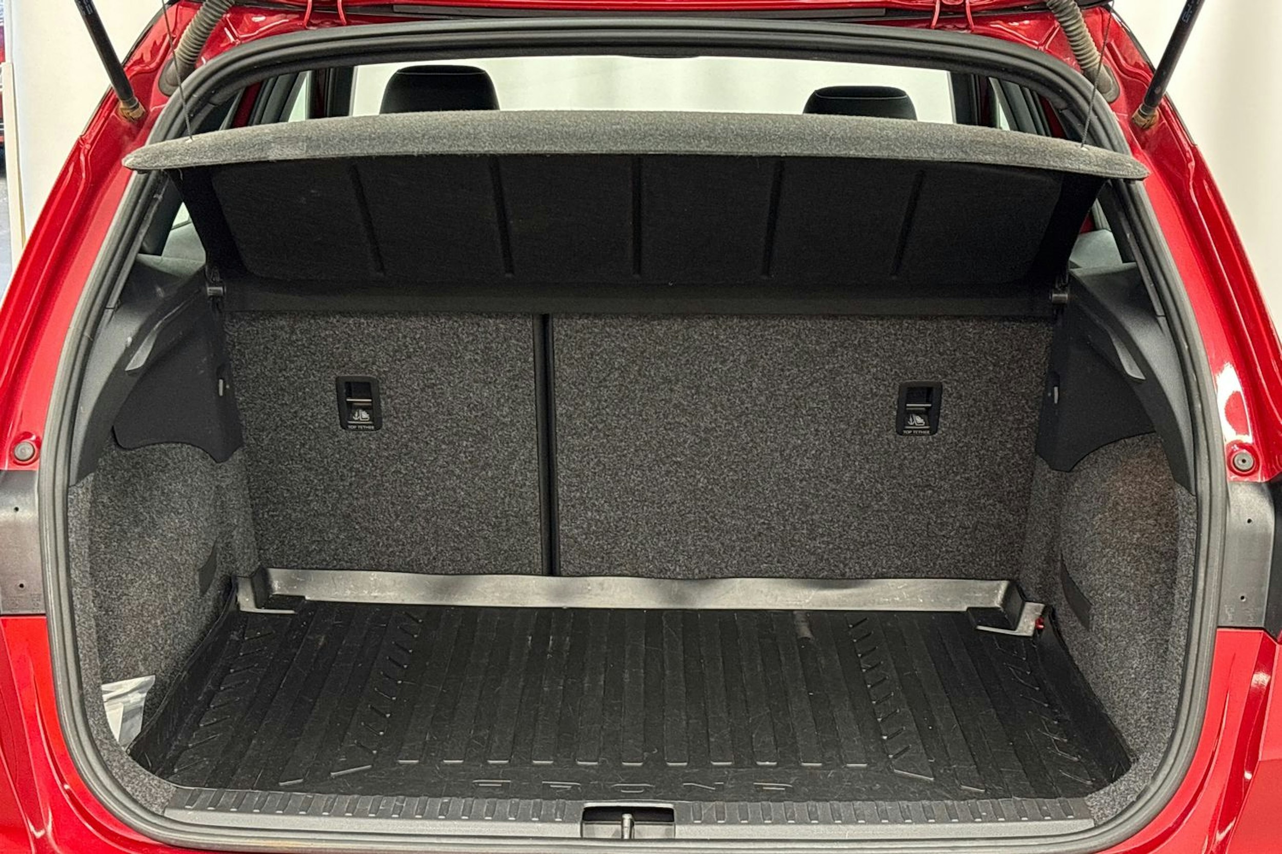 met. punainen SEAT Arona 2018 kuva 24.