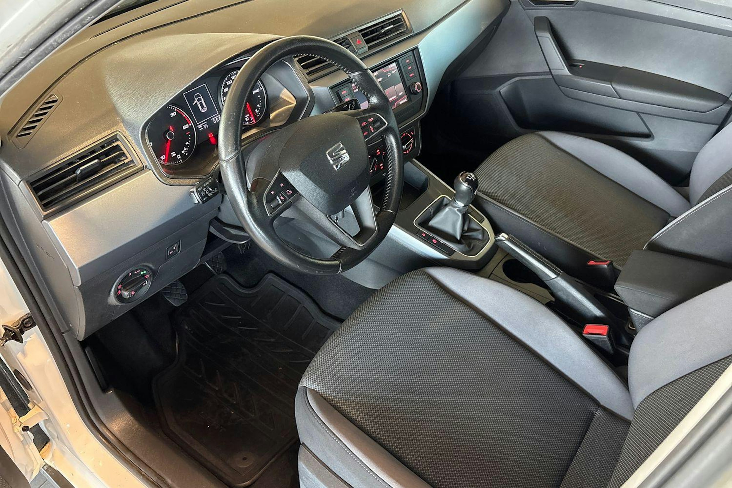 Valkoinen SEAT Arona 2018 kuva 7.