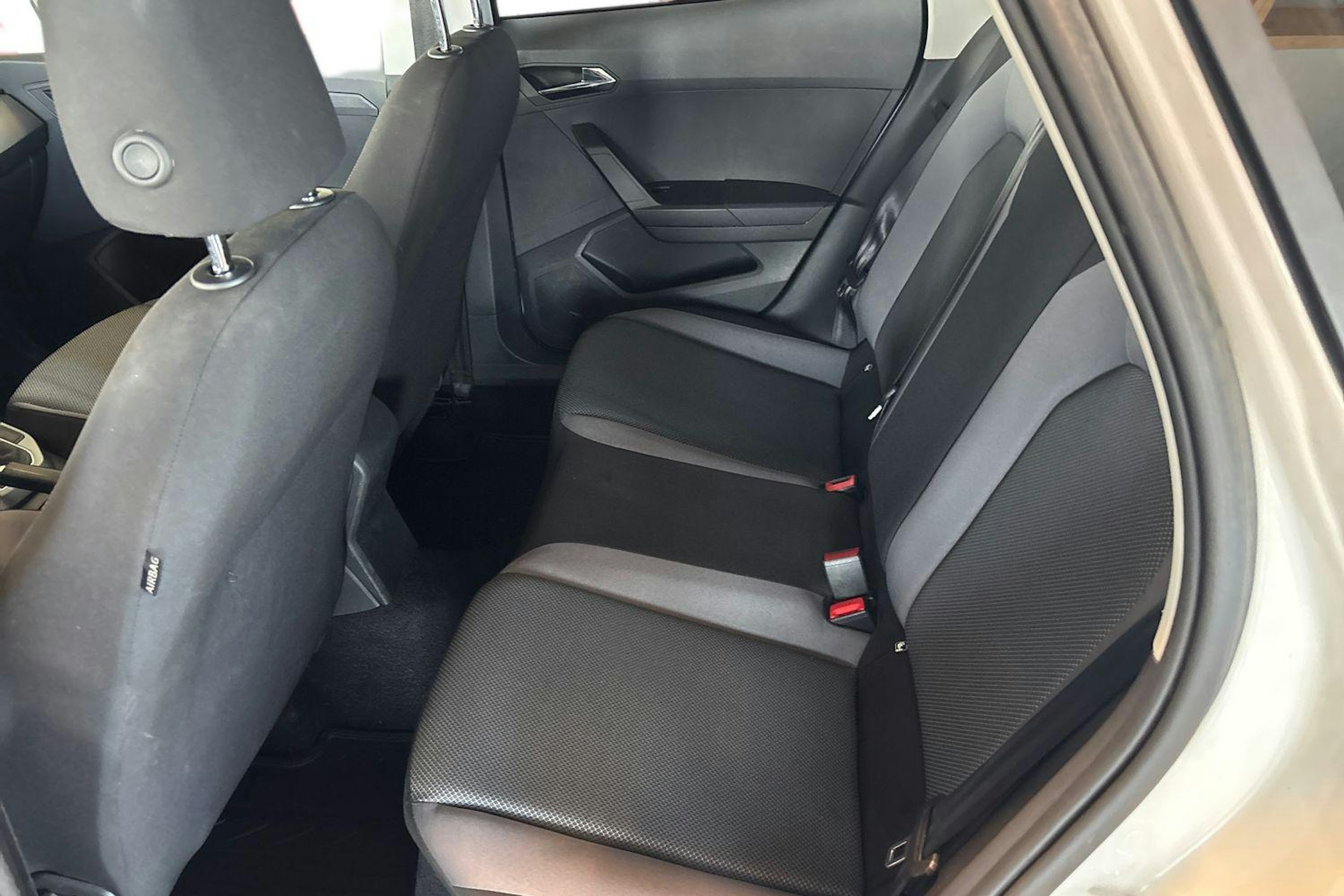 Valkoinen SEAT Arona 2018 kuva 10.