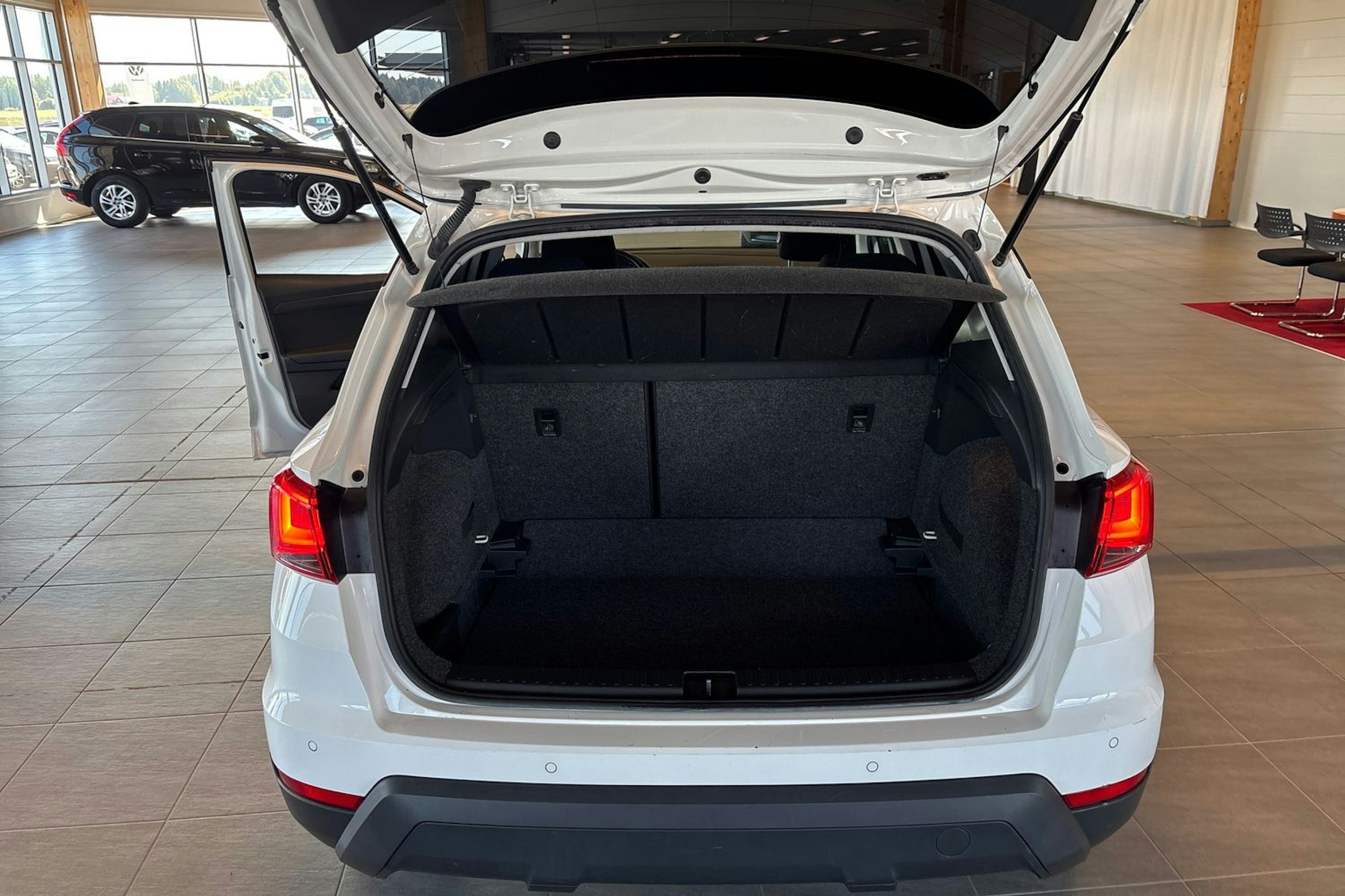 Valkoinen SEAT Arona 2018 kuva 19.