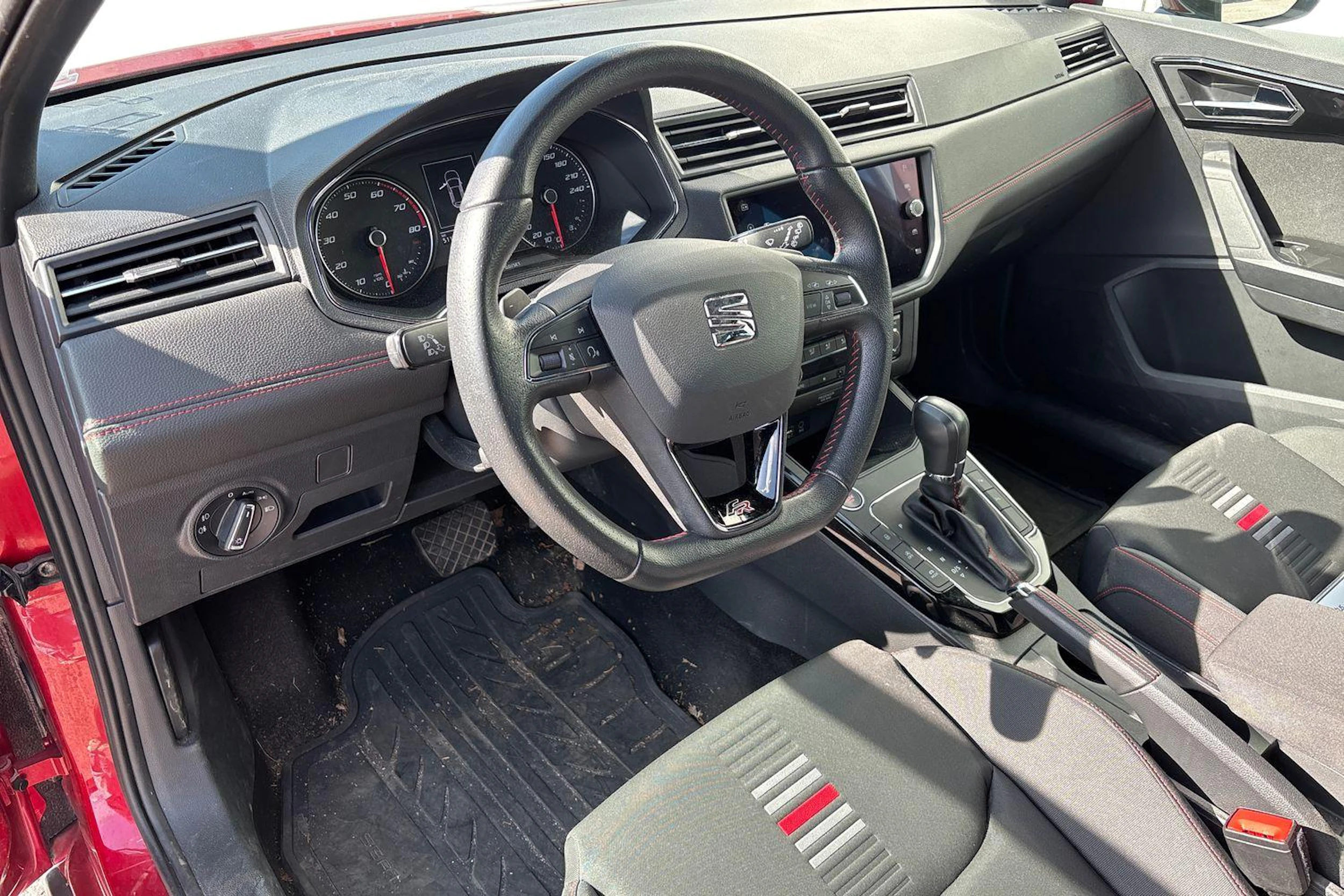 Punainen SEAT Arona 2018 kuva 3.