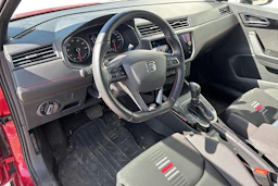 Punainen SEAT Arona 2018 kuva 3.