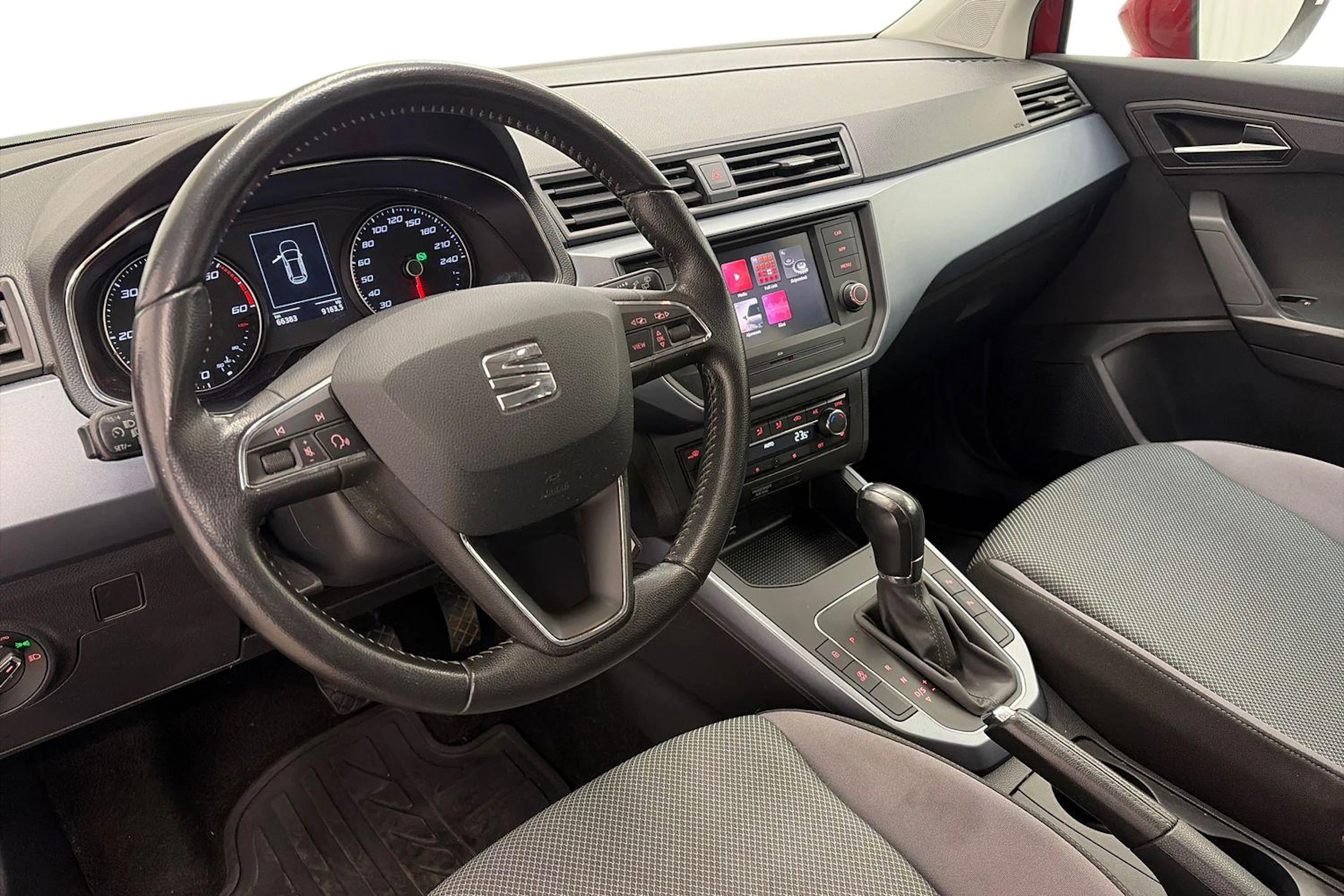 vihreä SEAT Arona 2018 kuva 6.