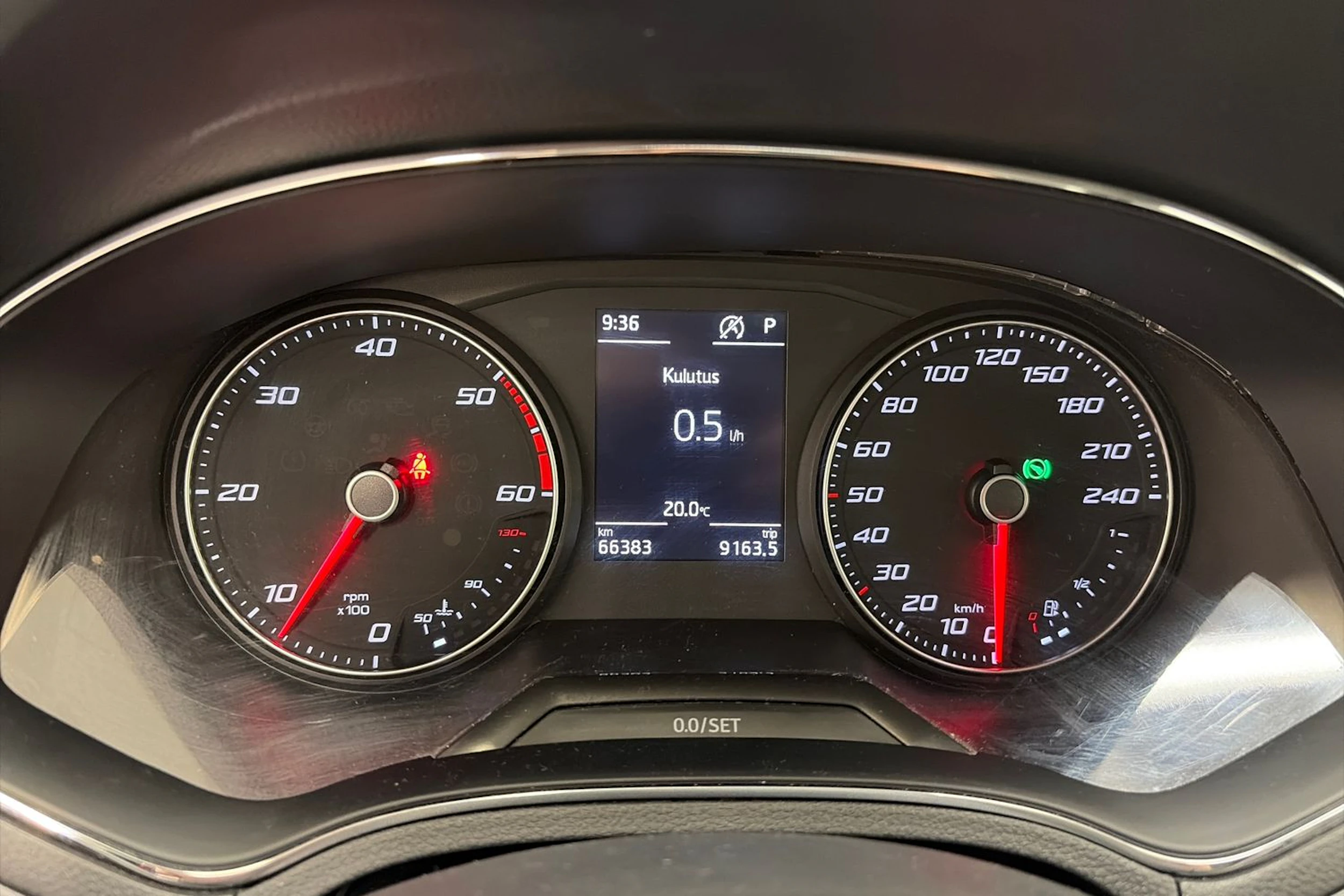 vihreä SEAT Arona 2018 kuva 13.