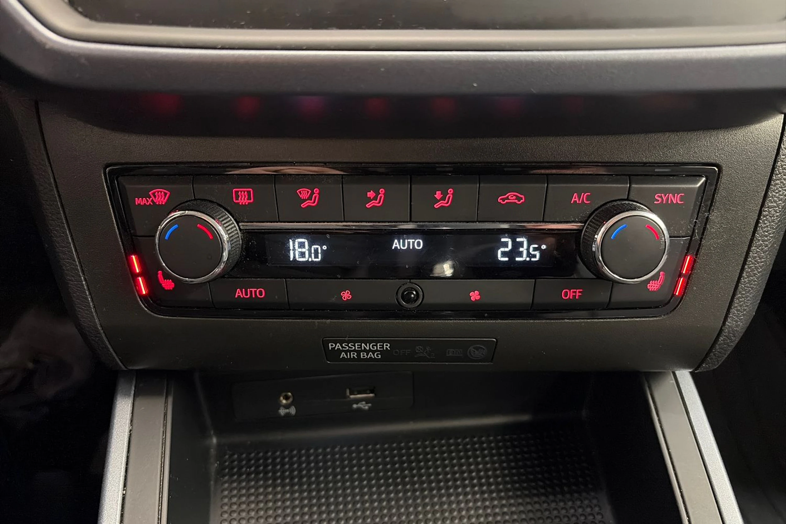 vihreä SEAT Arona 2018 kuva 22.