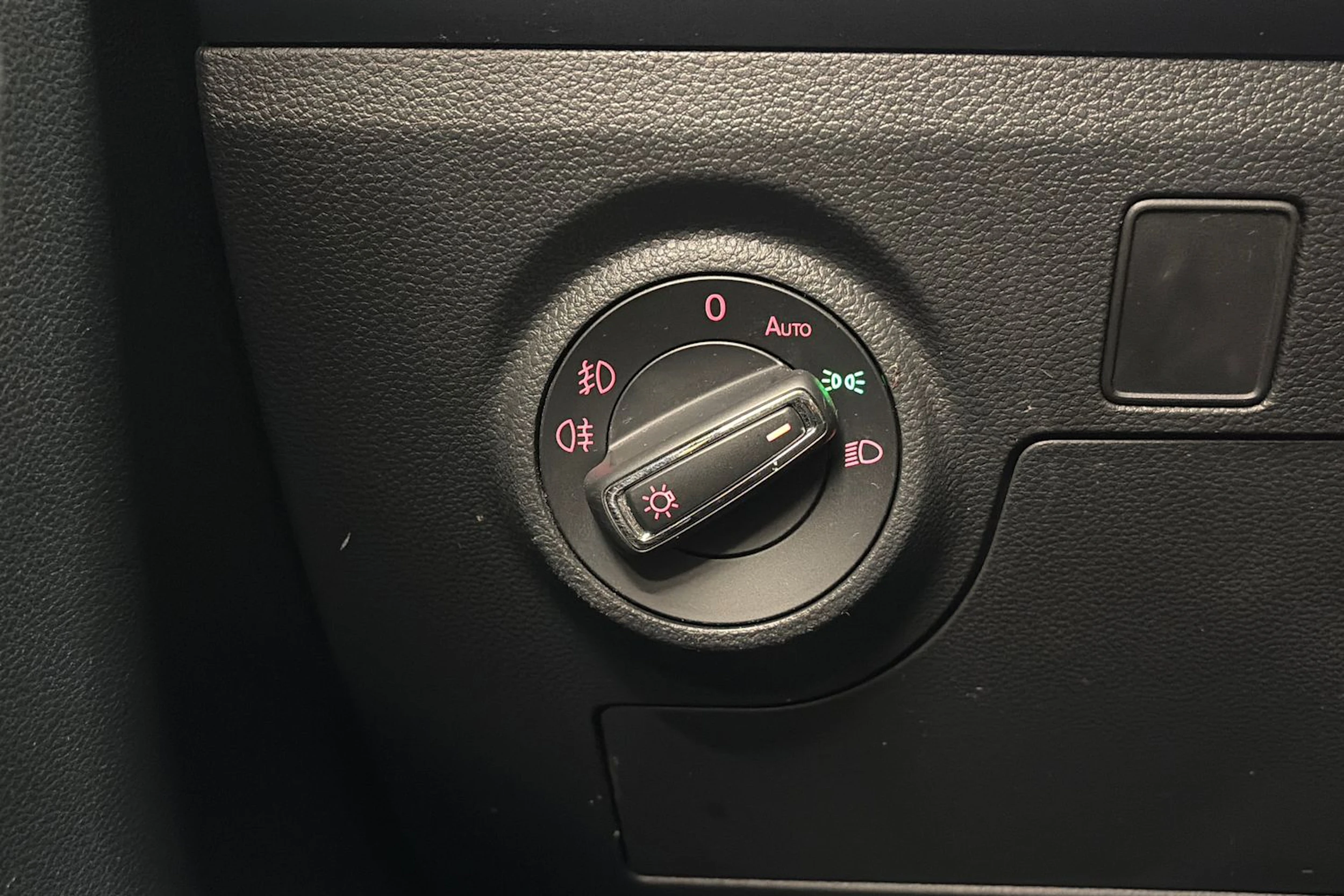 vihreä SEAT Arona 2018 kuva 23.