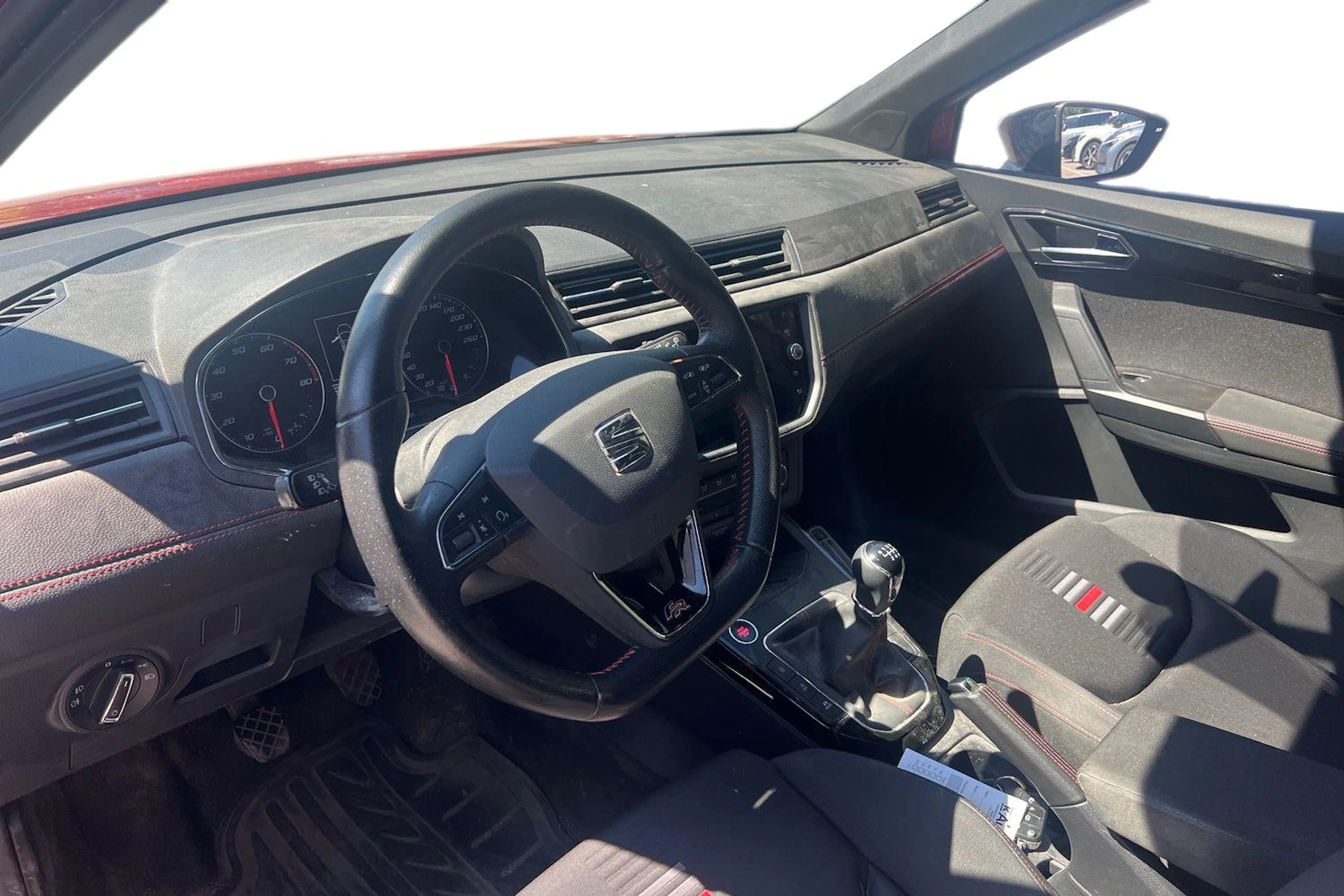 met. punainen SEAT Arona 2018 kuva 3.