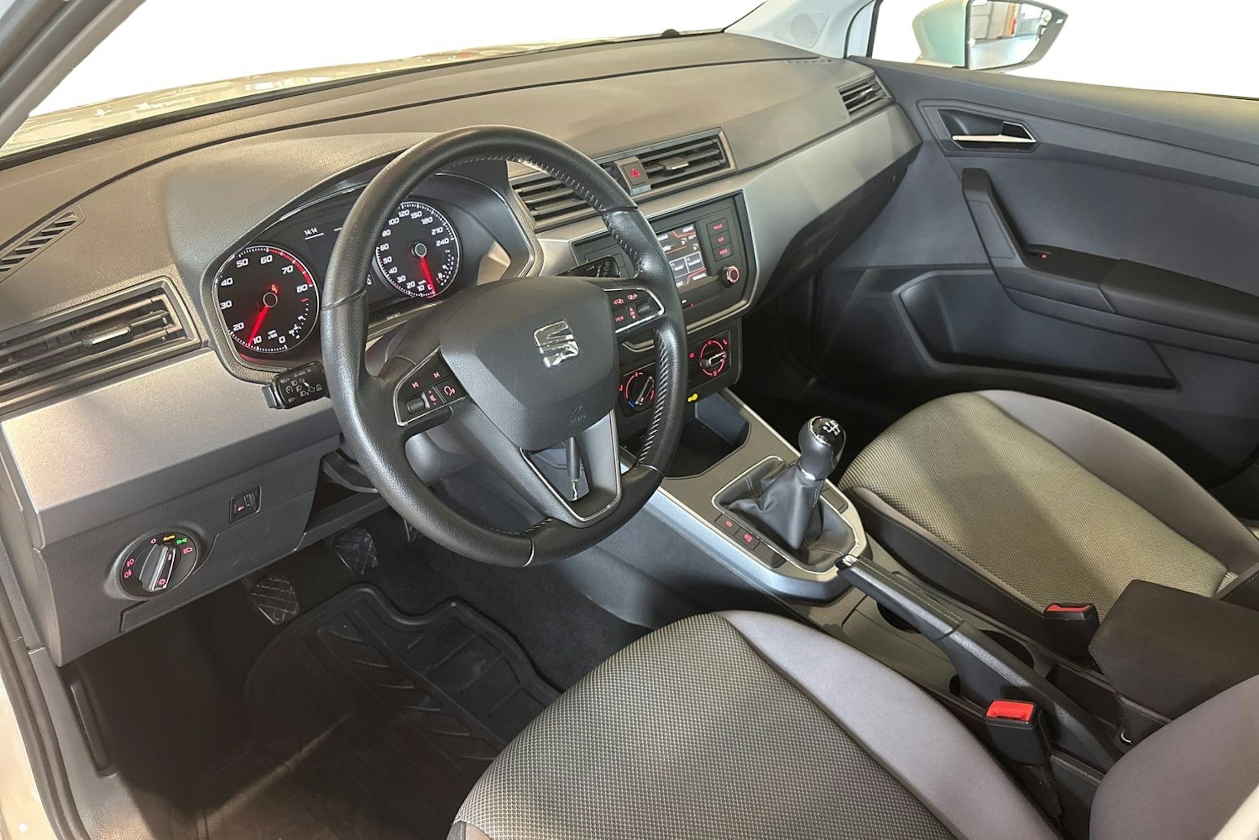 Valkoinen SEAT Arona 2018 kuva 7.