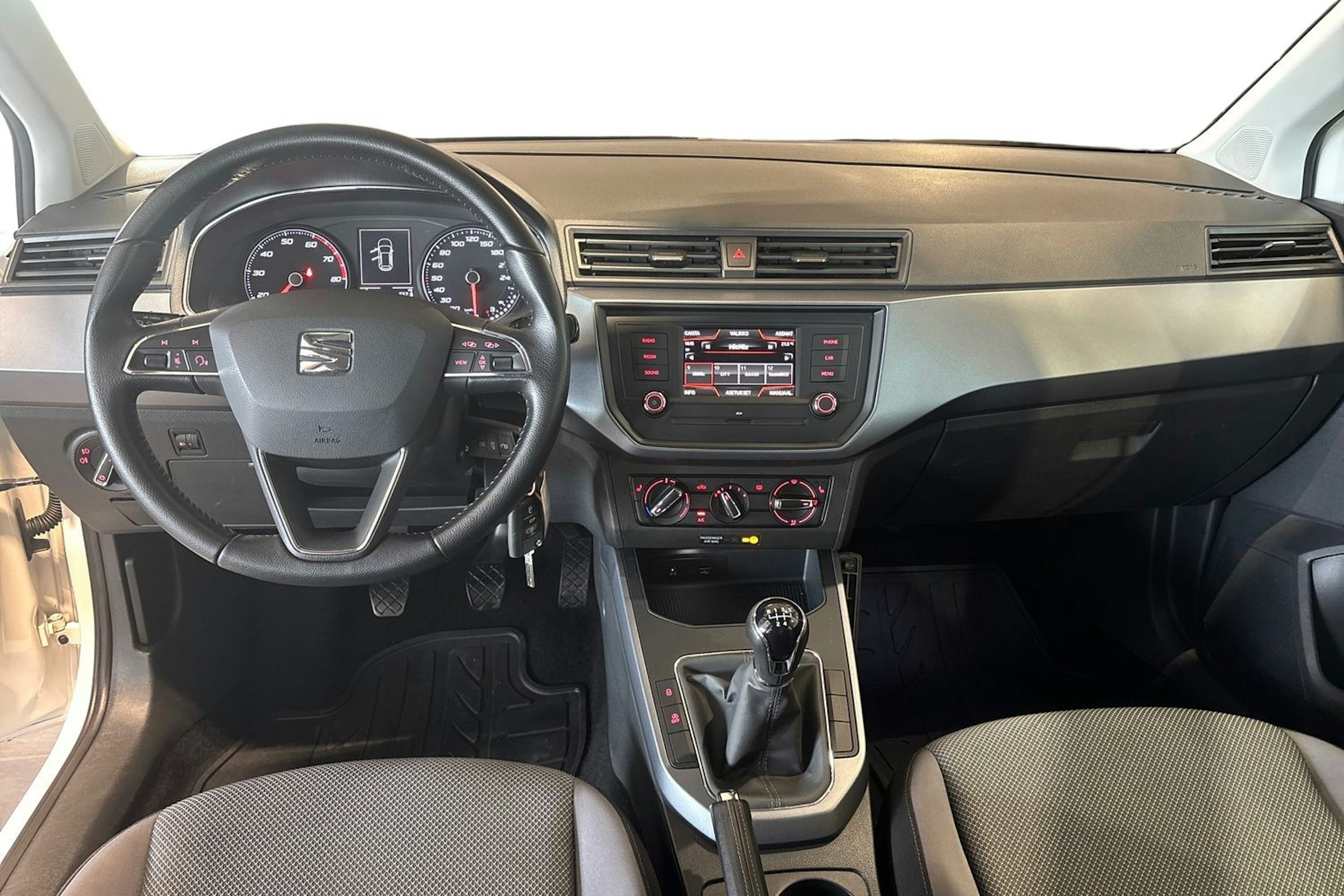 Valkoinen SEAT Arona 2018 kuva 9.