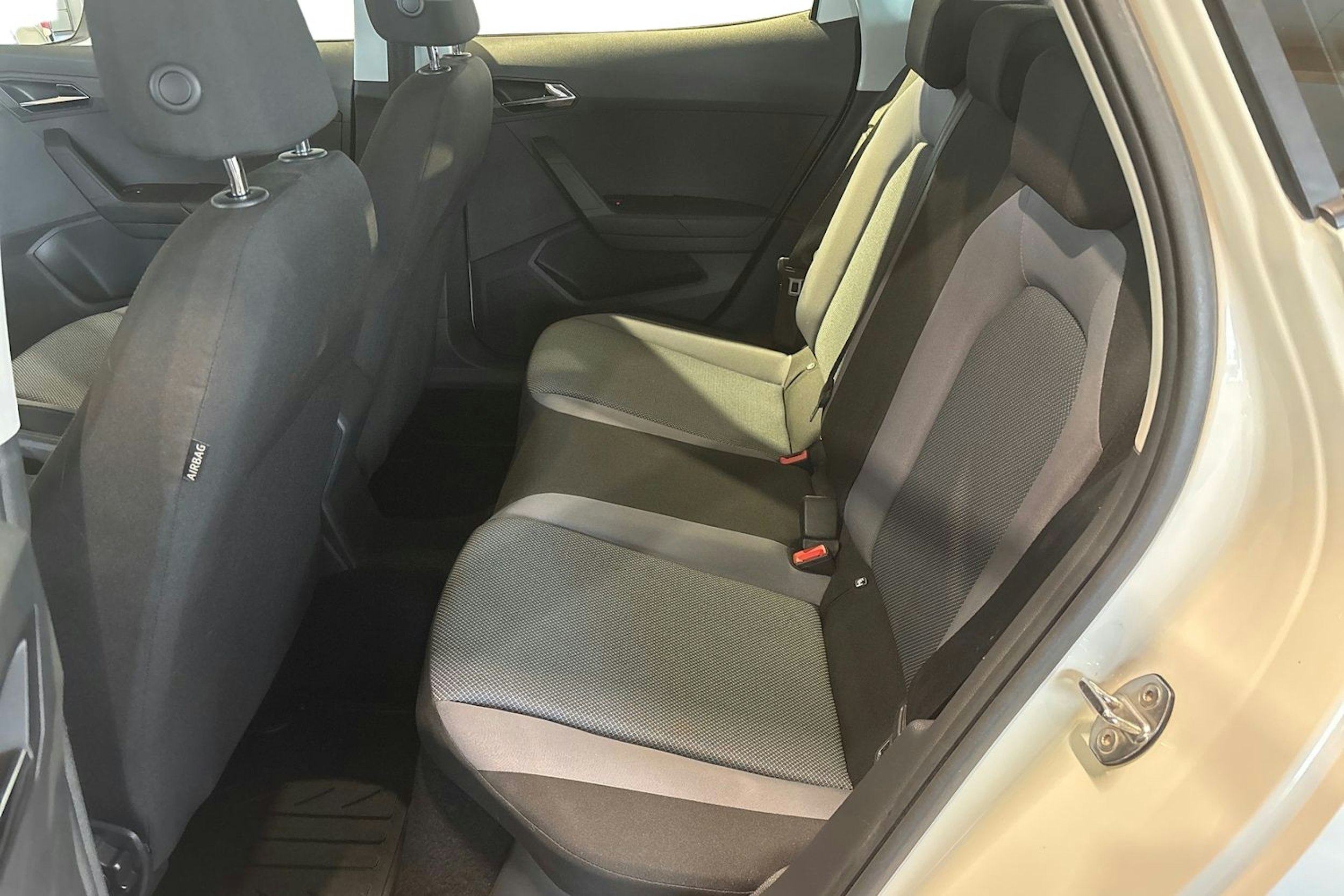 Valkoinen SEAT Arona 2018 kuva 10.