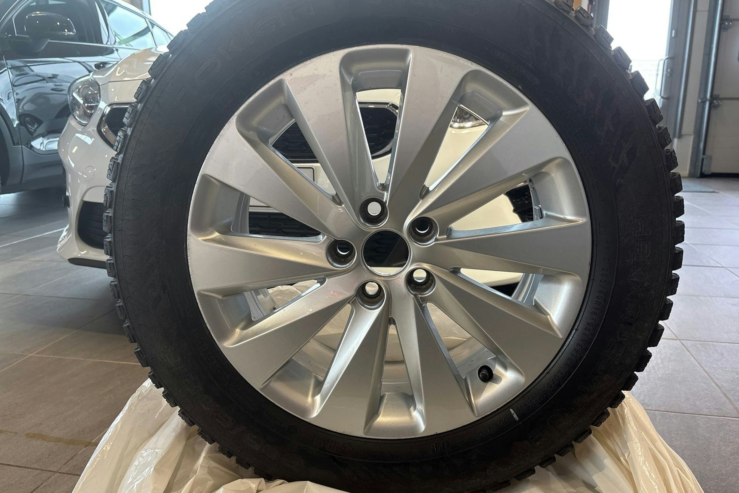 Valkoinen SEAT Arona 2018 kuva 17.