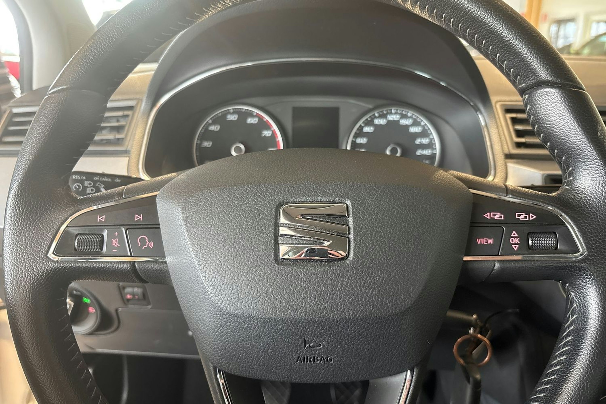 Valkoinen SEAT Arona 2018 kuva 20.