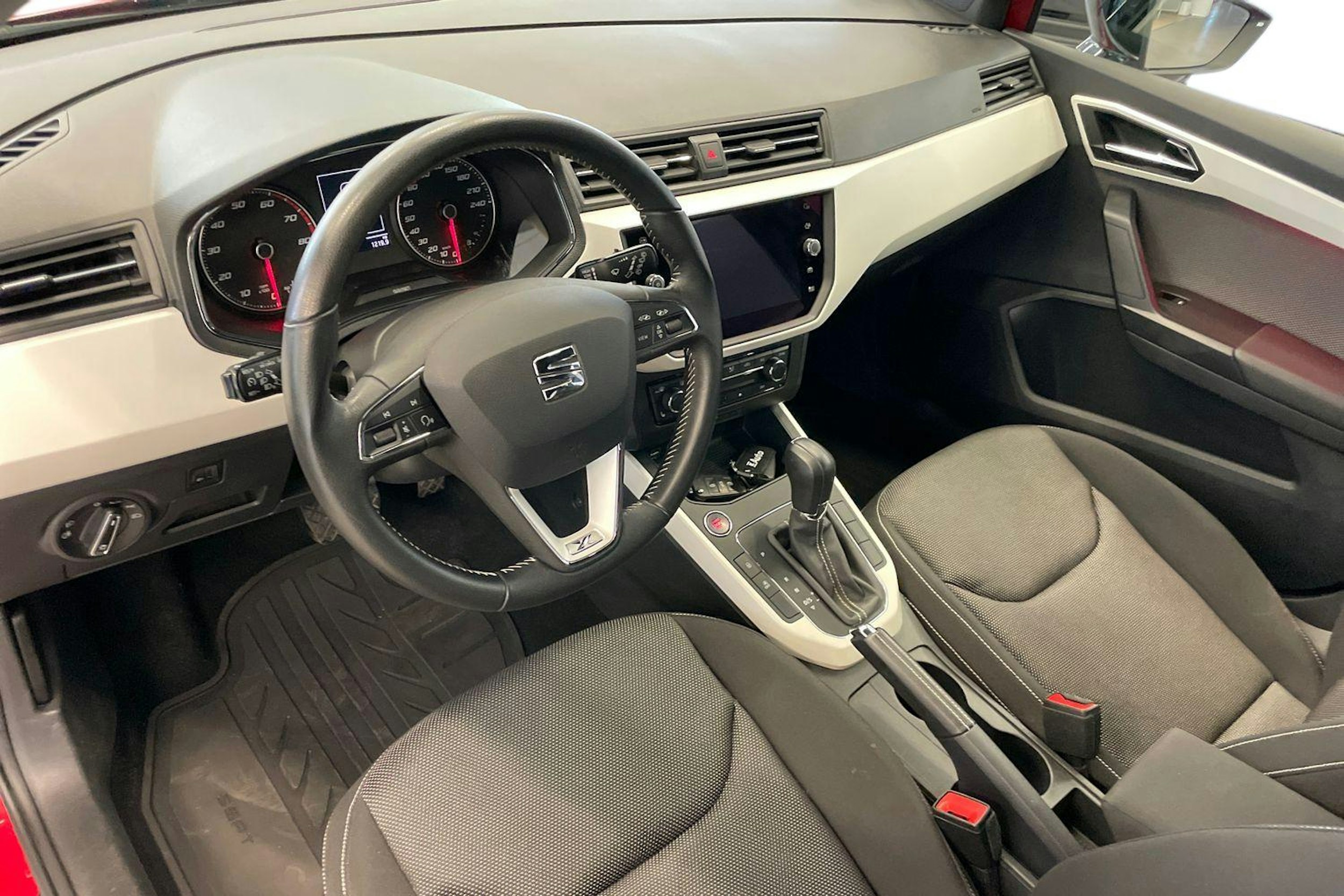 Punainen SEAT Arona 2018 kuva 7.