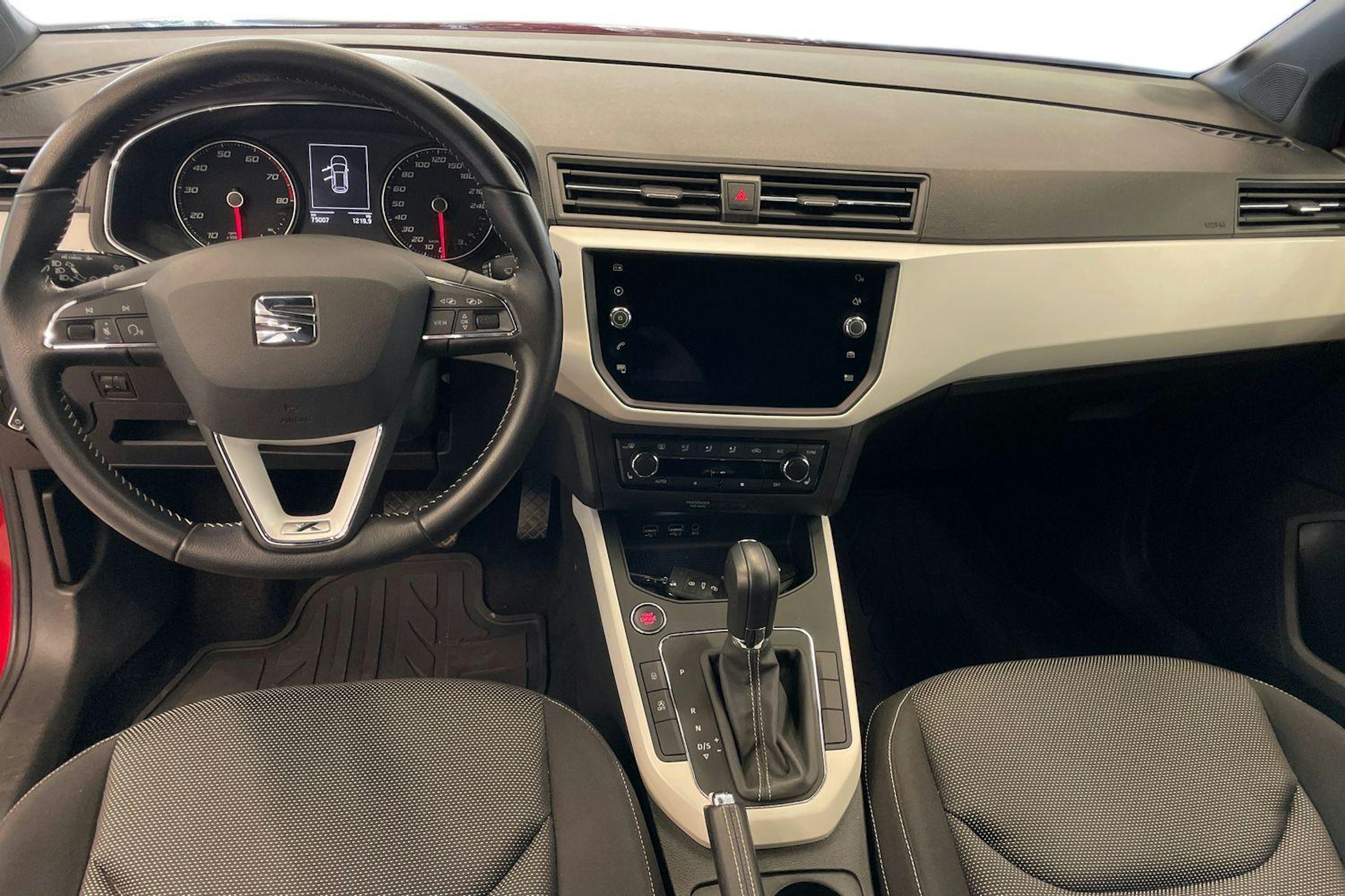 Punainen SEAT Arona 2018 kuva 9.