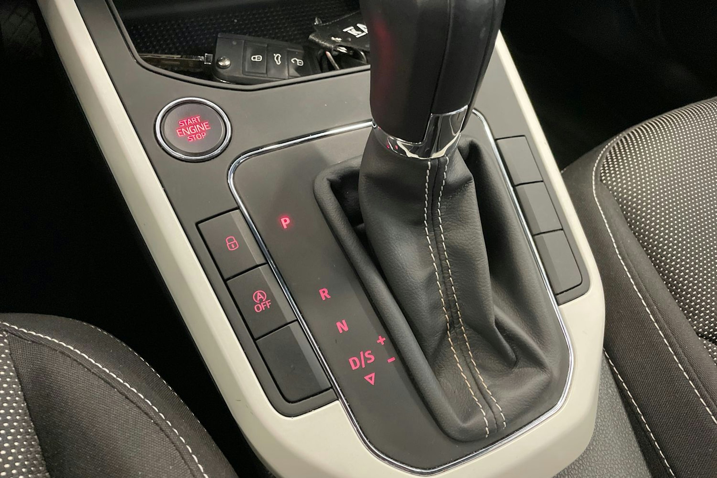 Punainen SEAT Arona 2018 kuva 18.