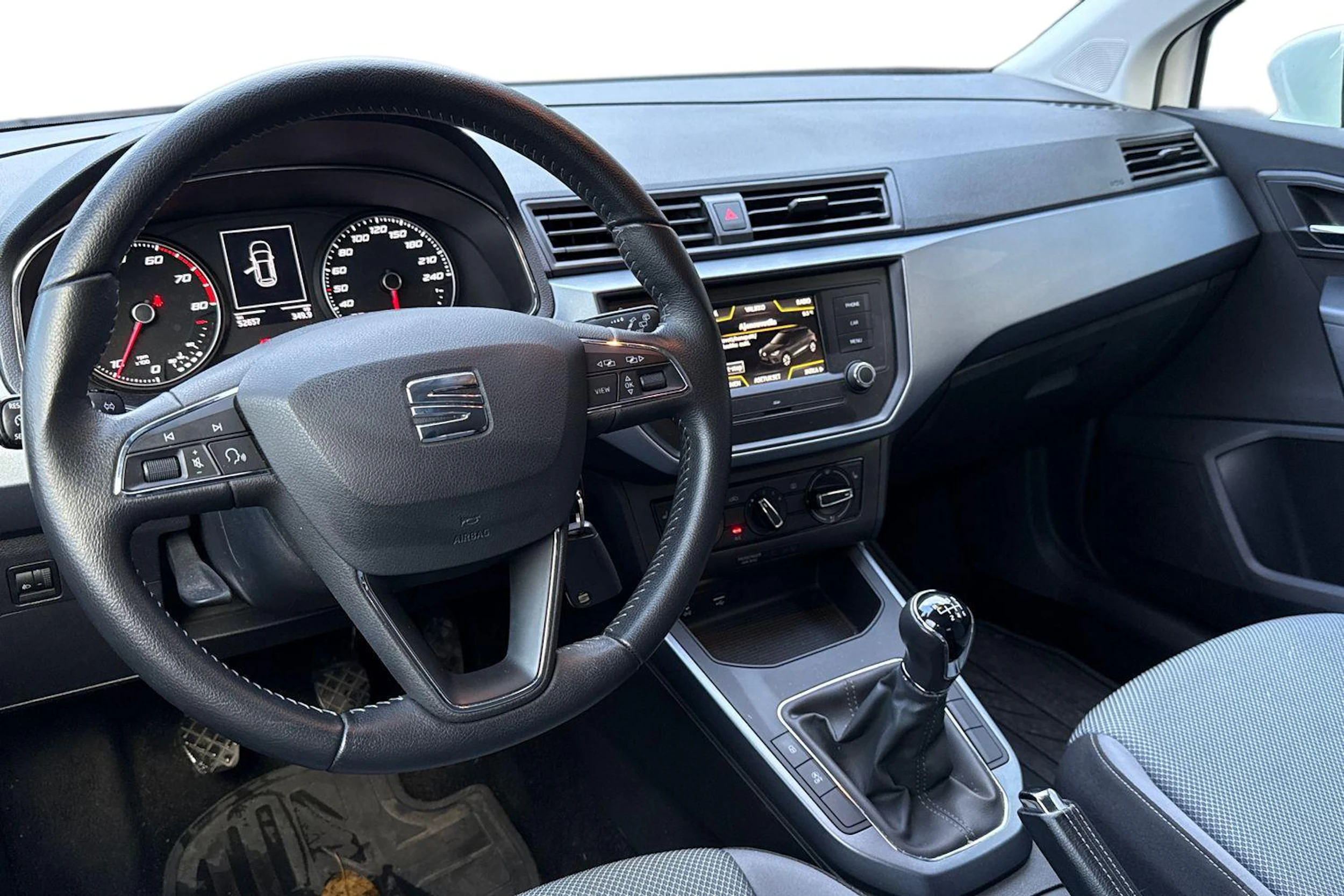valkoinen SEAT Arona 2018 kuva 3.
