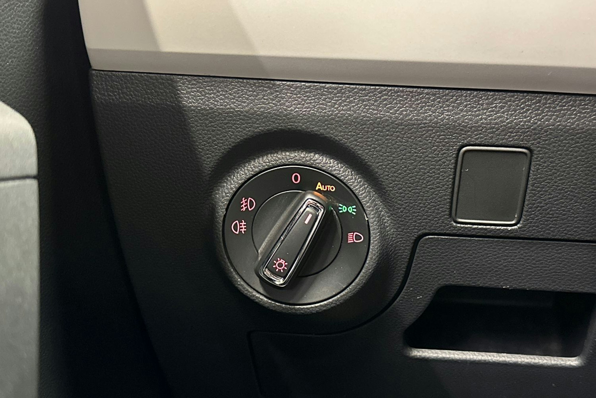 vihreä SEAT Arona 2018 kuva 28.