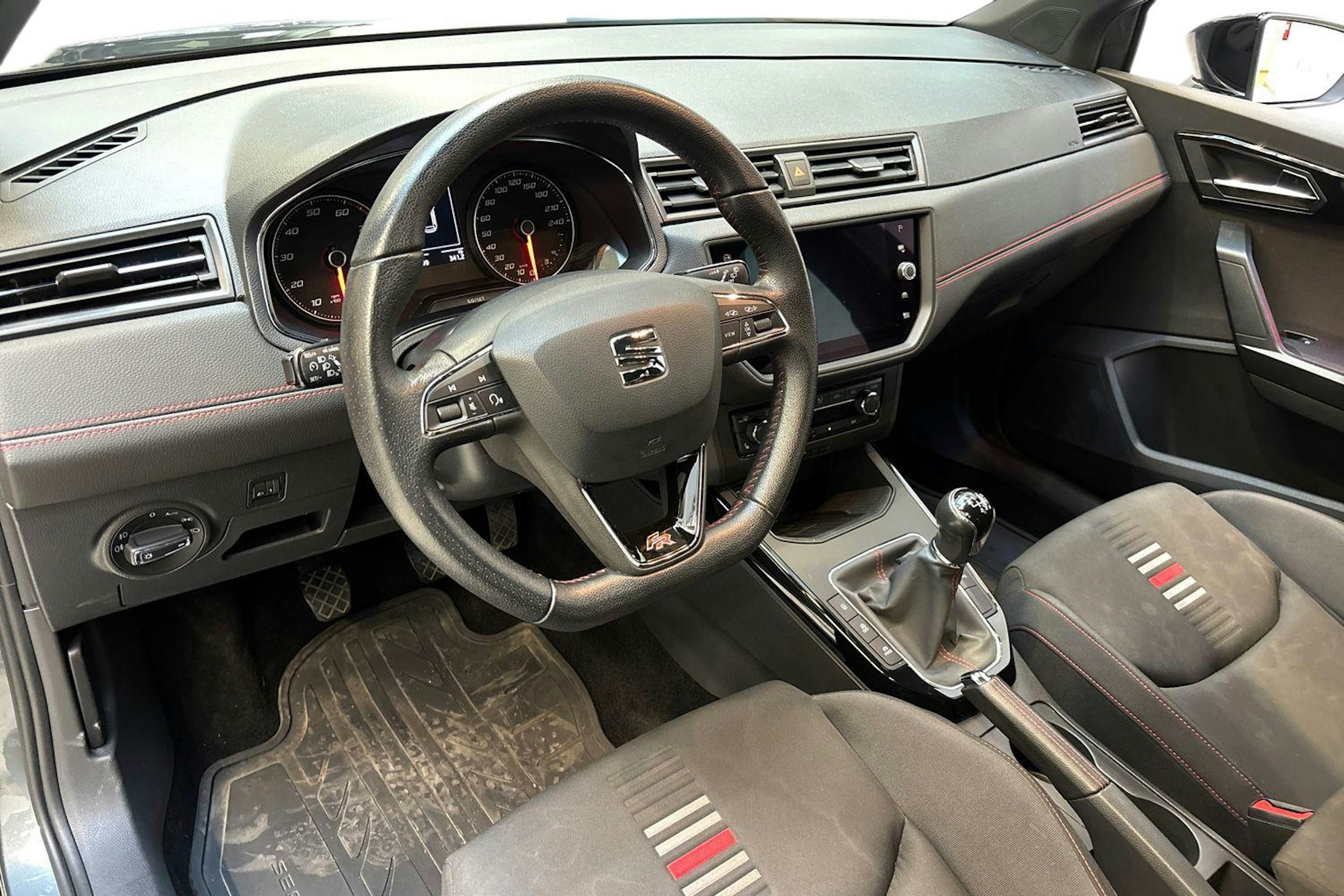 harmaa SEAT Arona 2018 kuva 7.