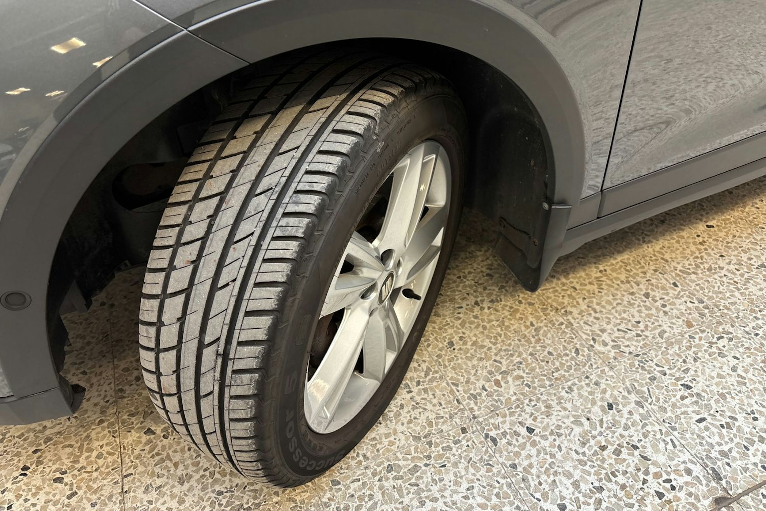 harmaa SEAT Arona 2018 kuva 13.