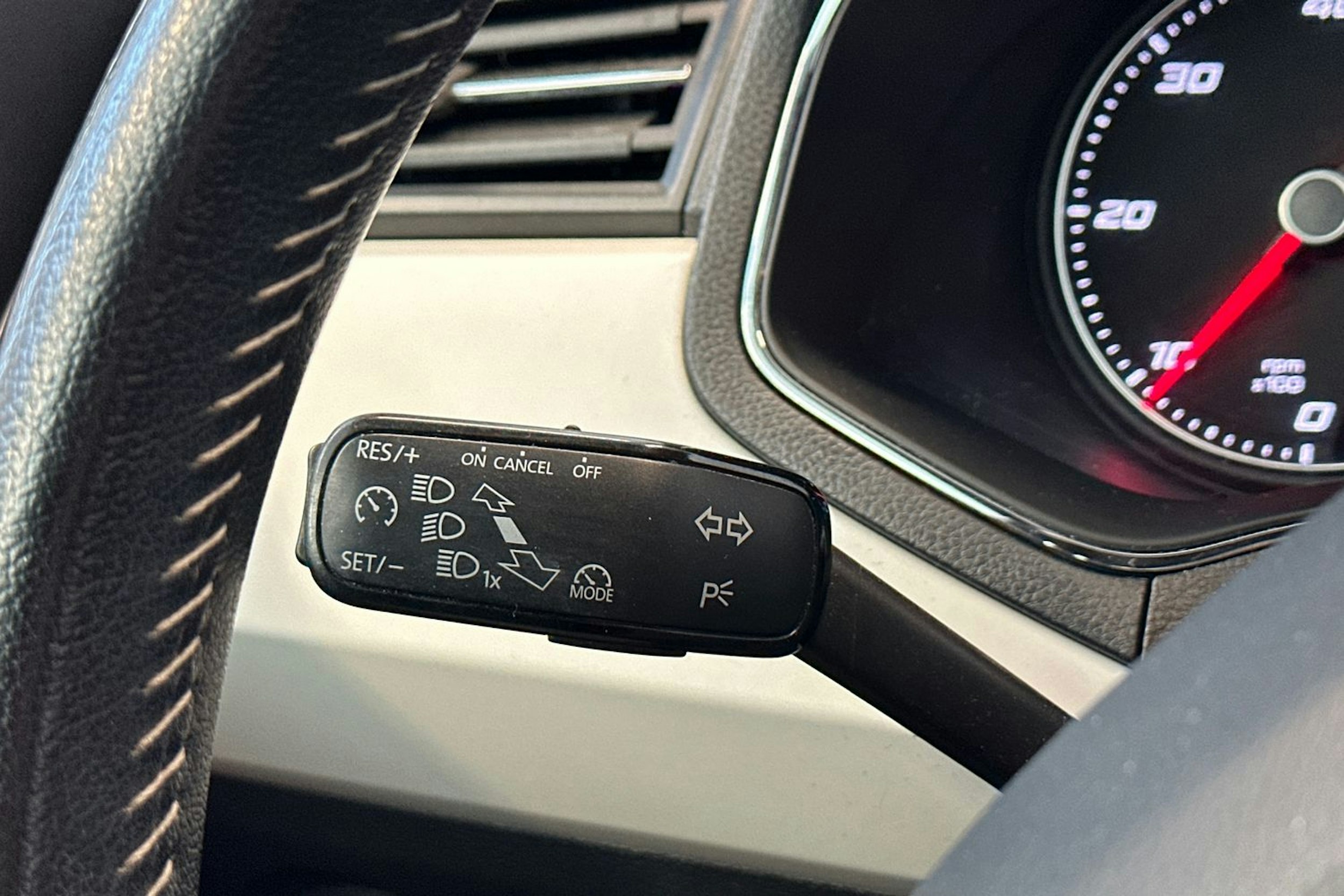 oranssi SEAT Arona 2018 kuva 16.