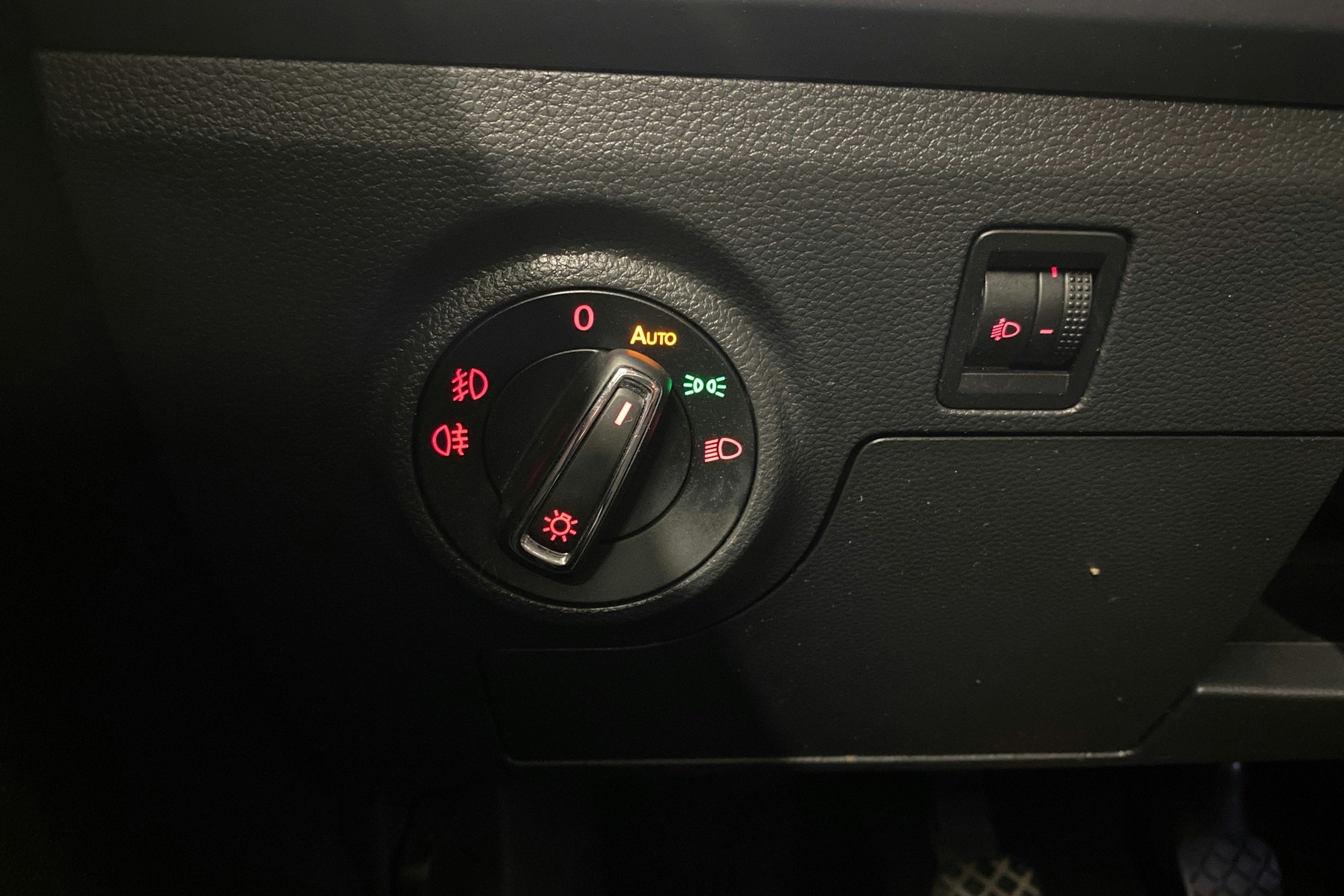 Oranssi SEAT Arona 2019 kuva 21.