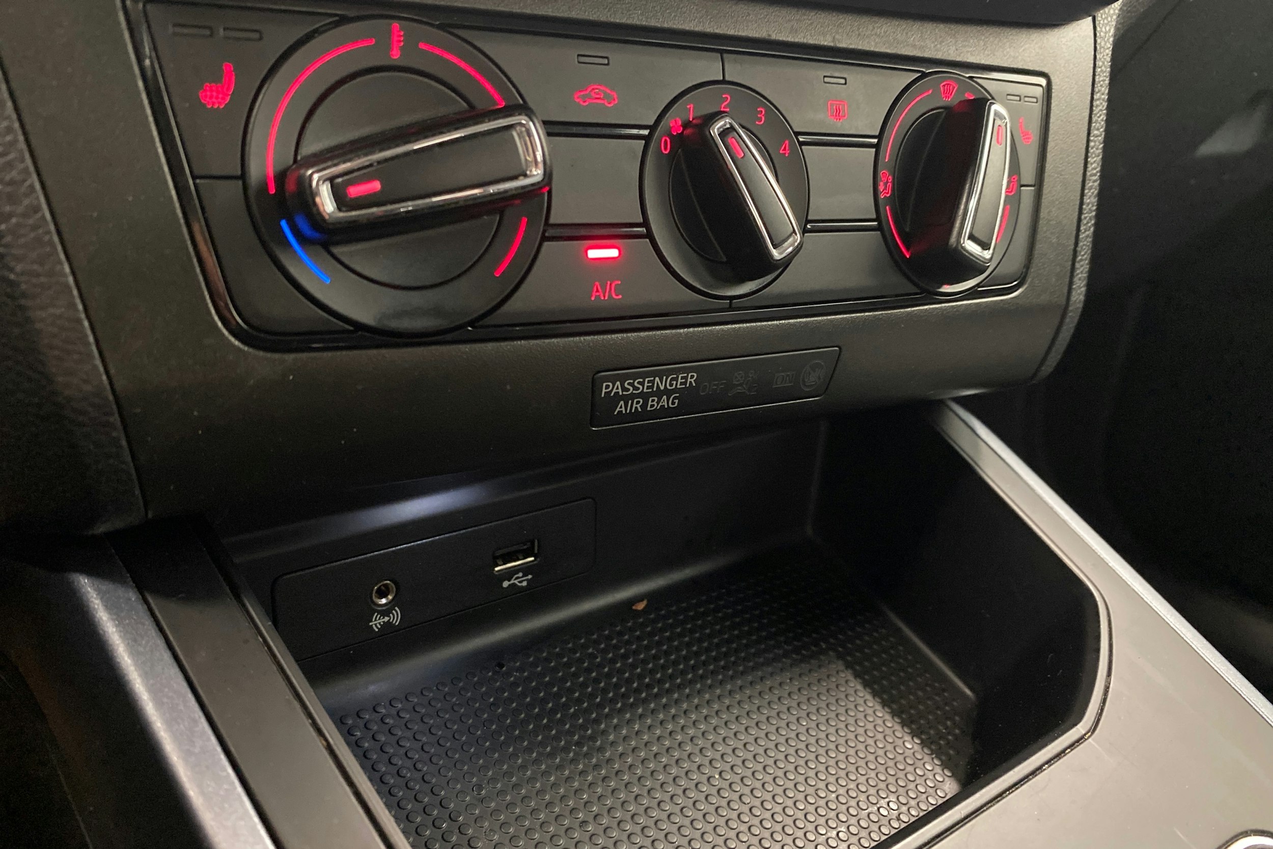 Oranssi SEAT Arona 2019 kuva 23.