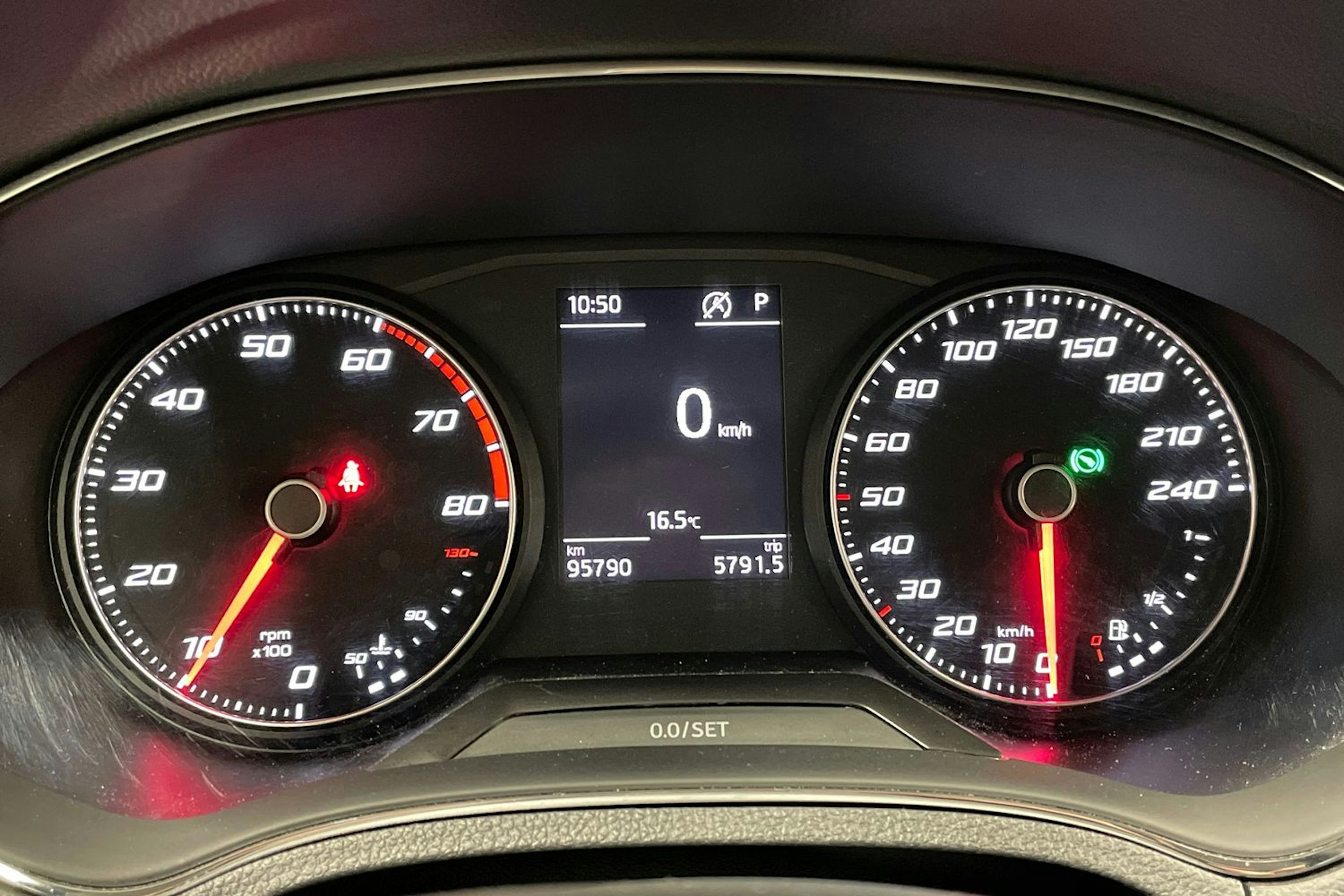 vihreä SEAT Arona 2019 kuva 15.