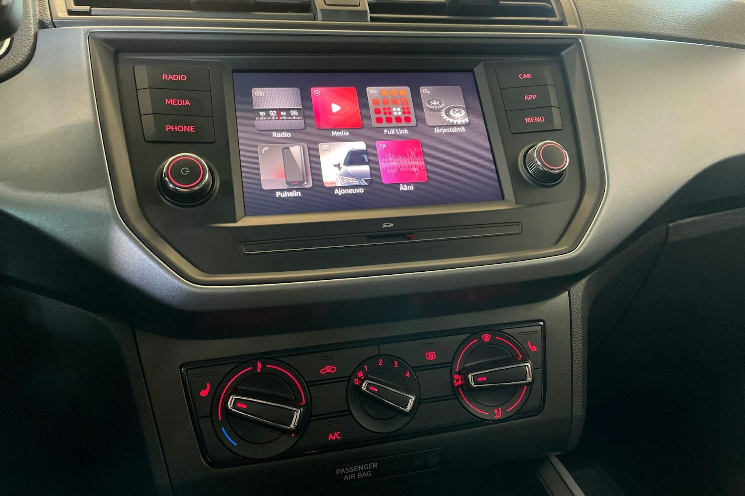 punainen SEAT Arona 2019 kuva 24.