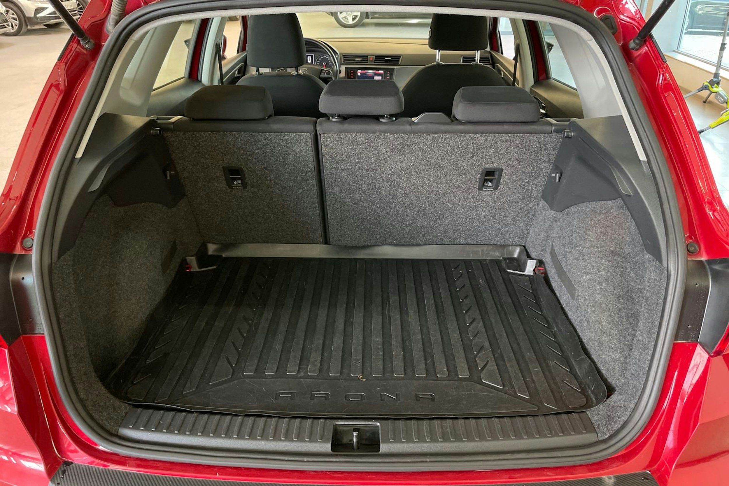 punainen SEAT Arona 2019 kuva 30.