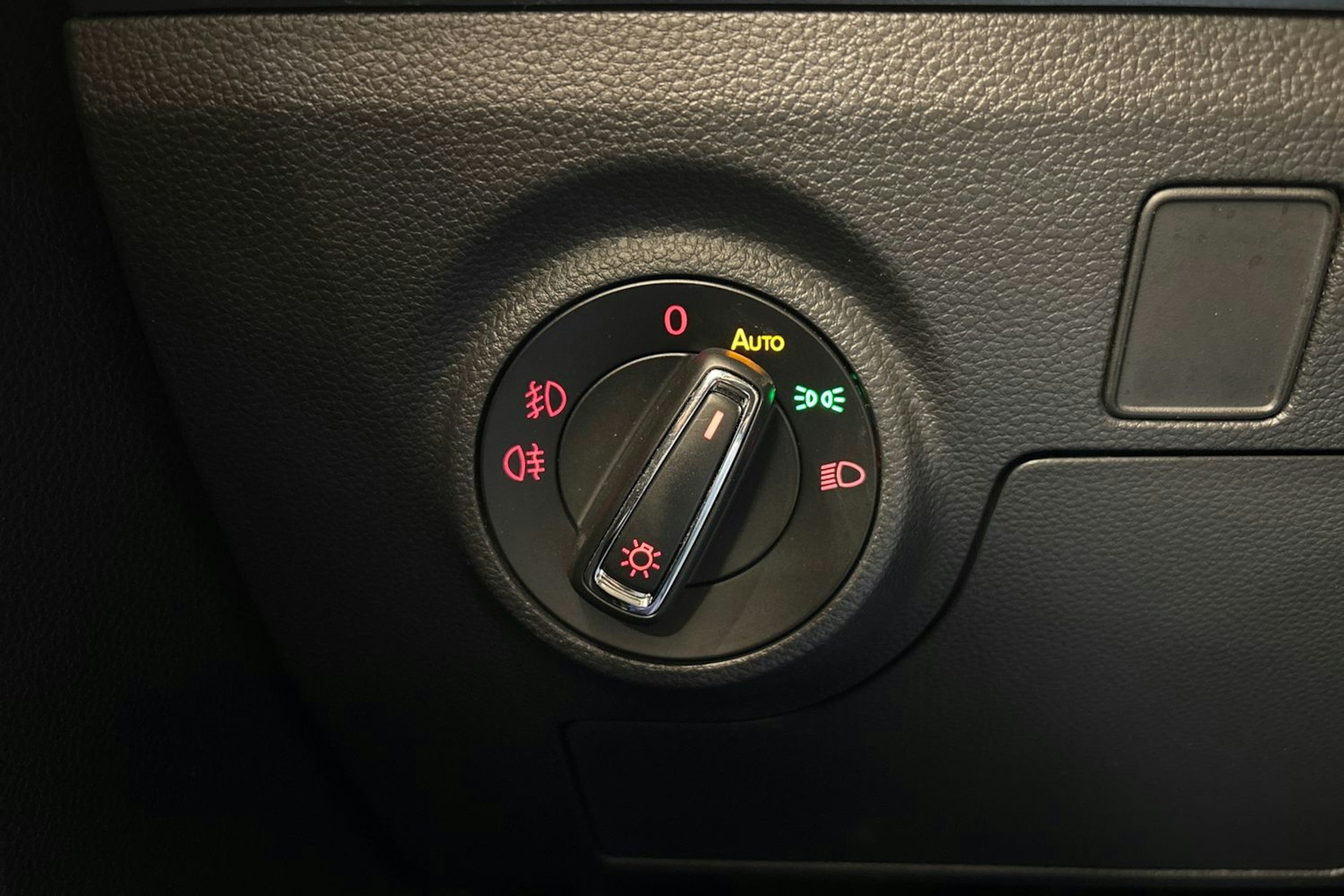 vihreä SEAT Arona 2019 kuva 19.