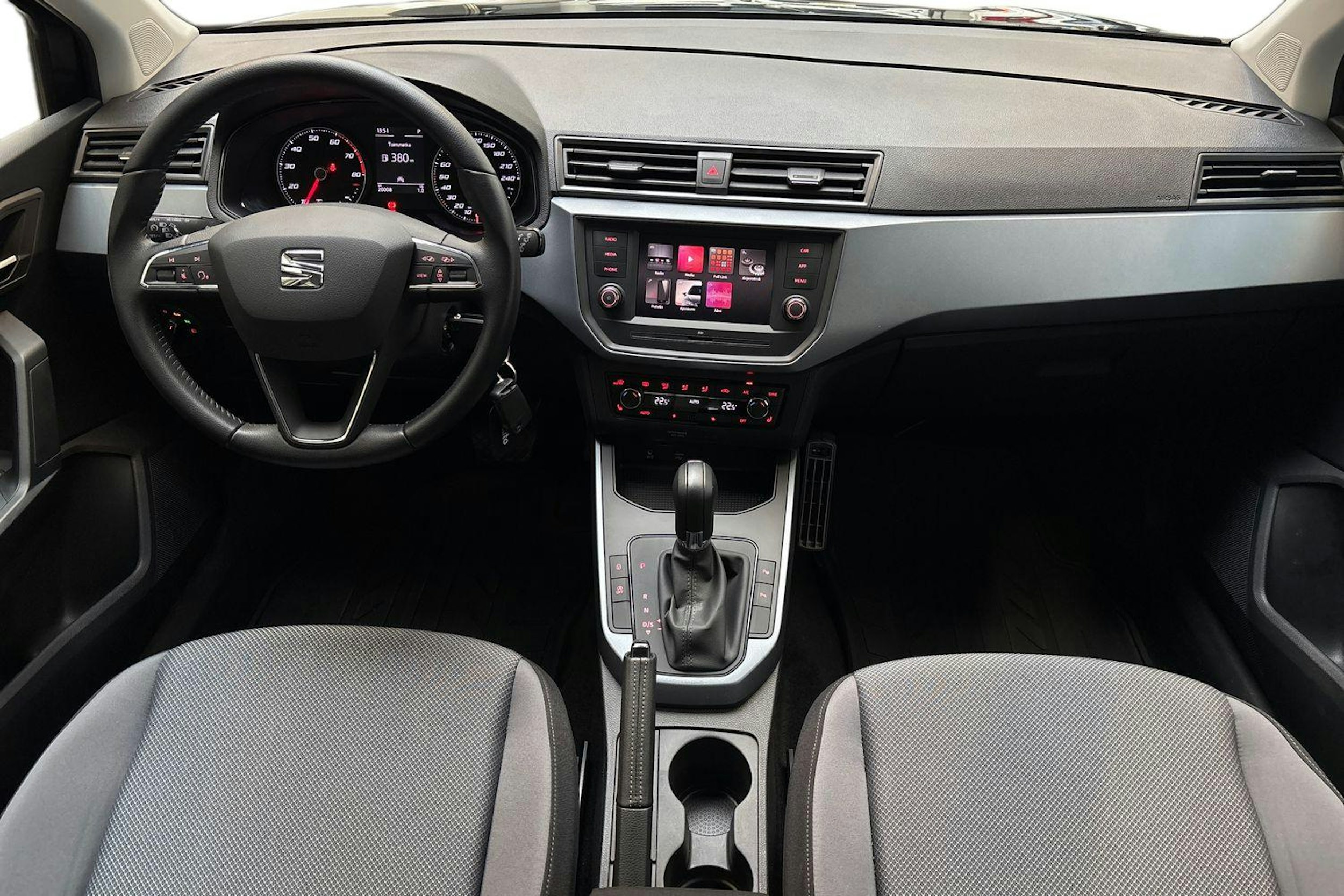 harmaa SEAT Arona 2020 kuva 7.