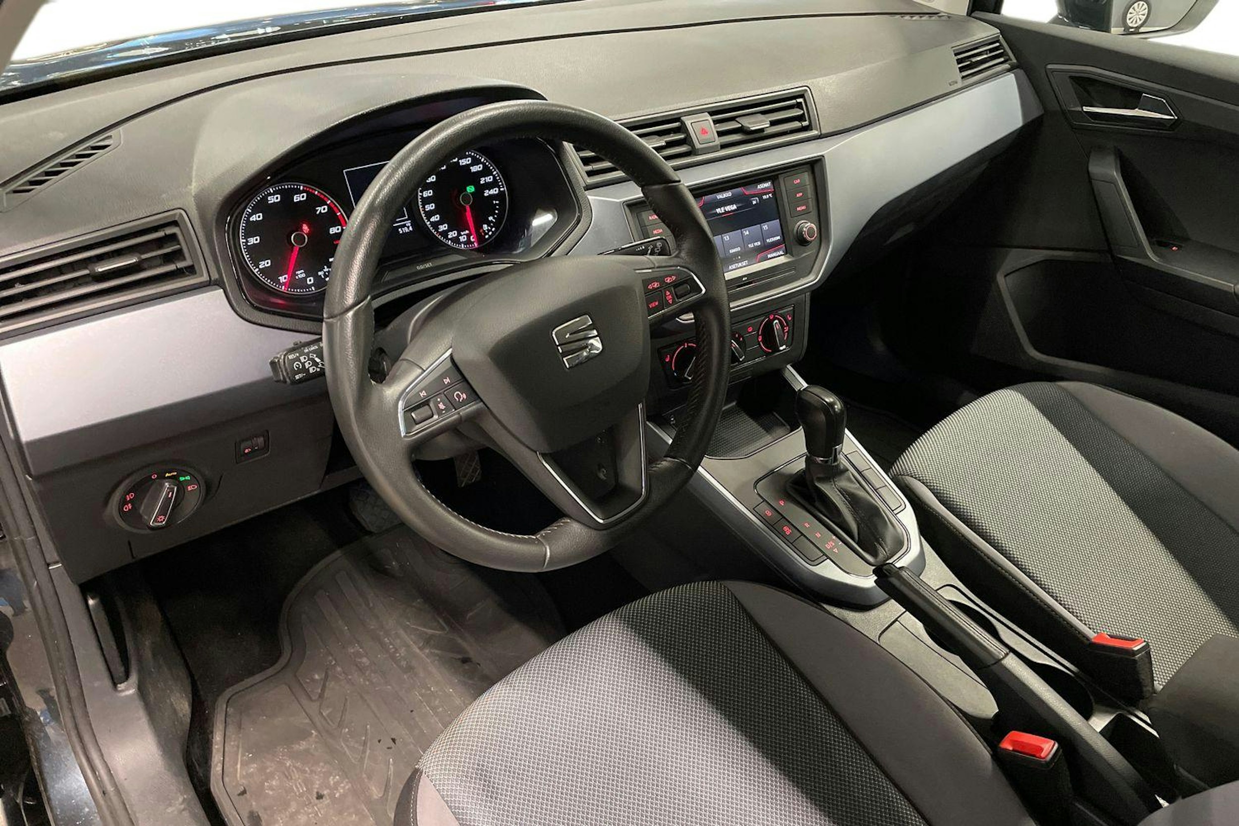 harmaa SEAT Arona 2020 kuva 7.