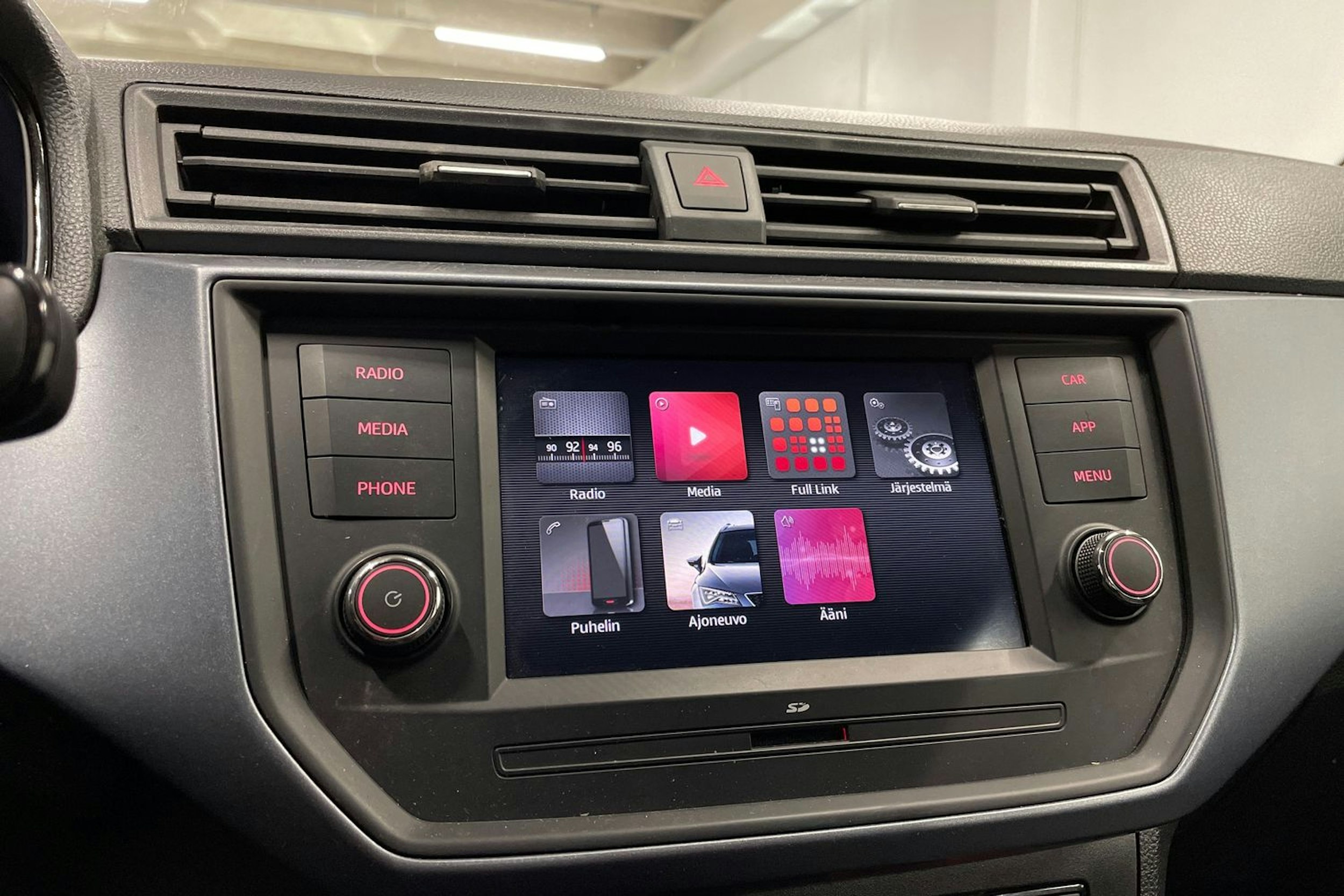 harmaa SEAT Arona 2020 kuva 17.