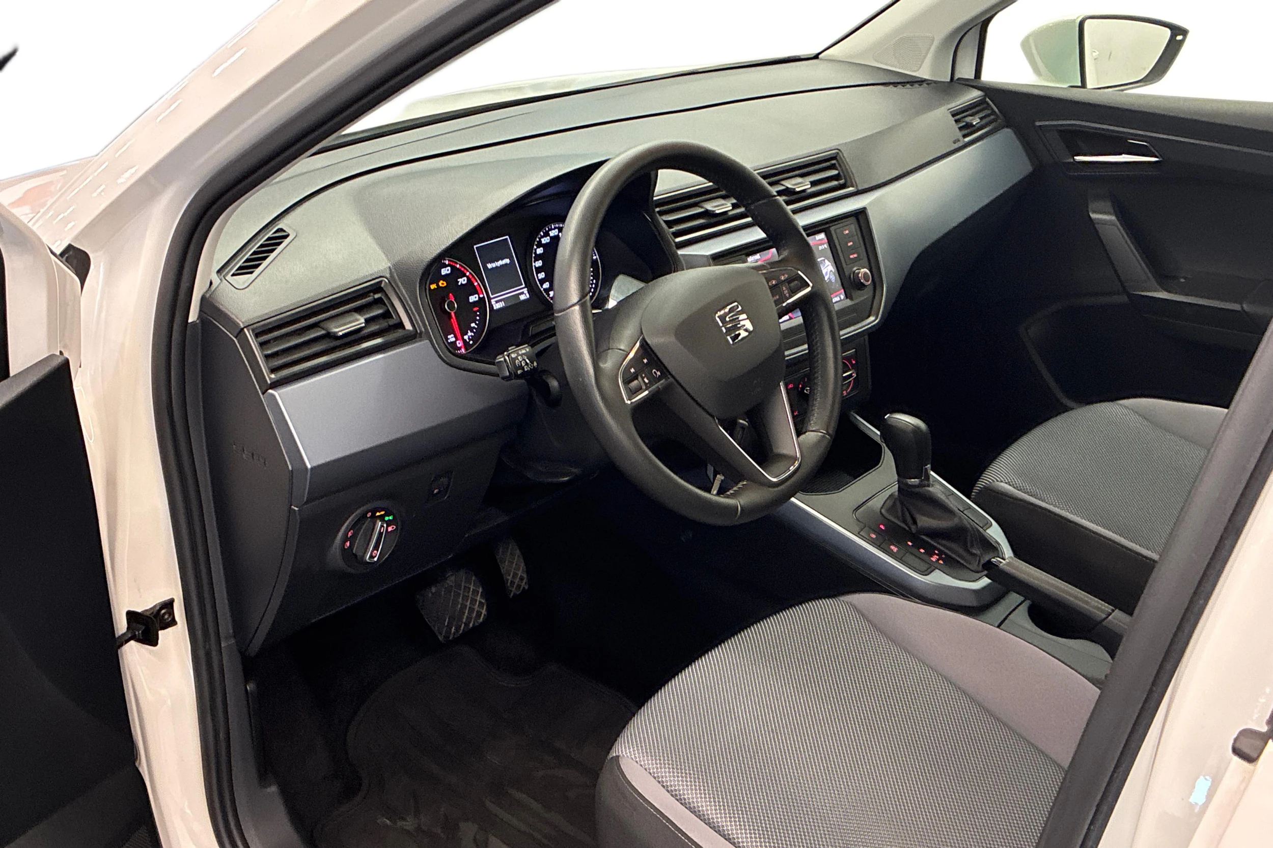 valkoinen SEAT Arona 2020 kuva 6.