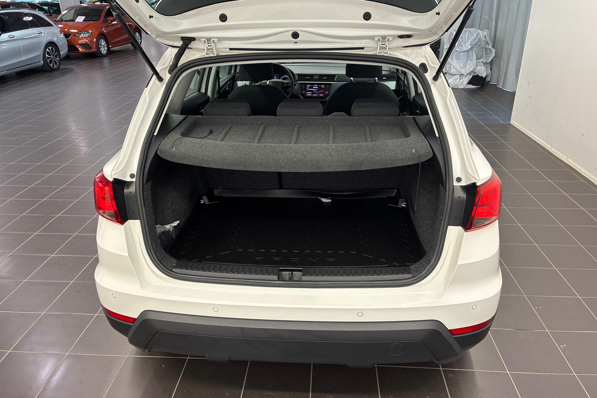 valkoinen SEAT Arona 2020 kuva 11.