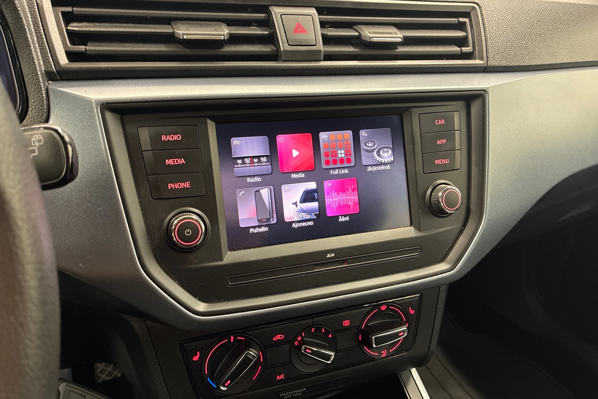valkoinen SEAT Arona 2020 kuva 19.