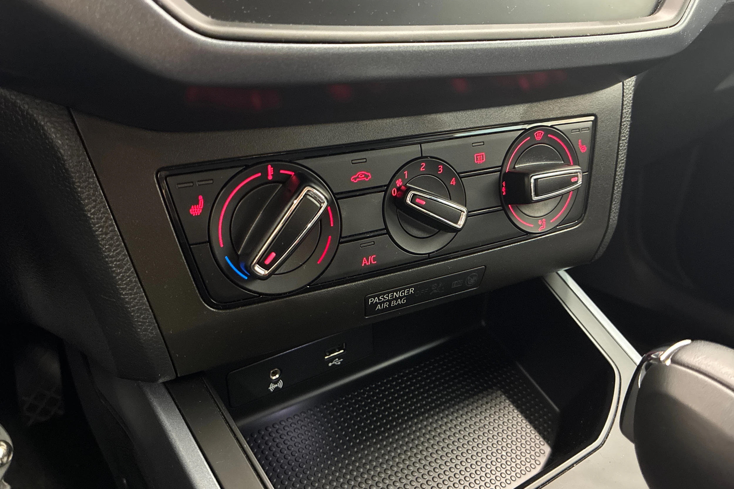 valkoinen SEAT Arona 2020 kuva 21.