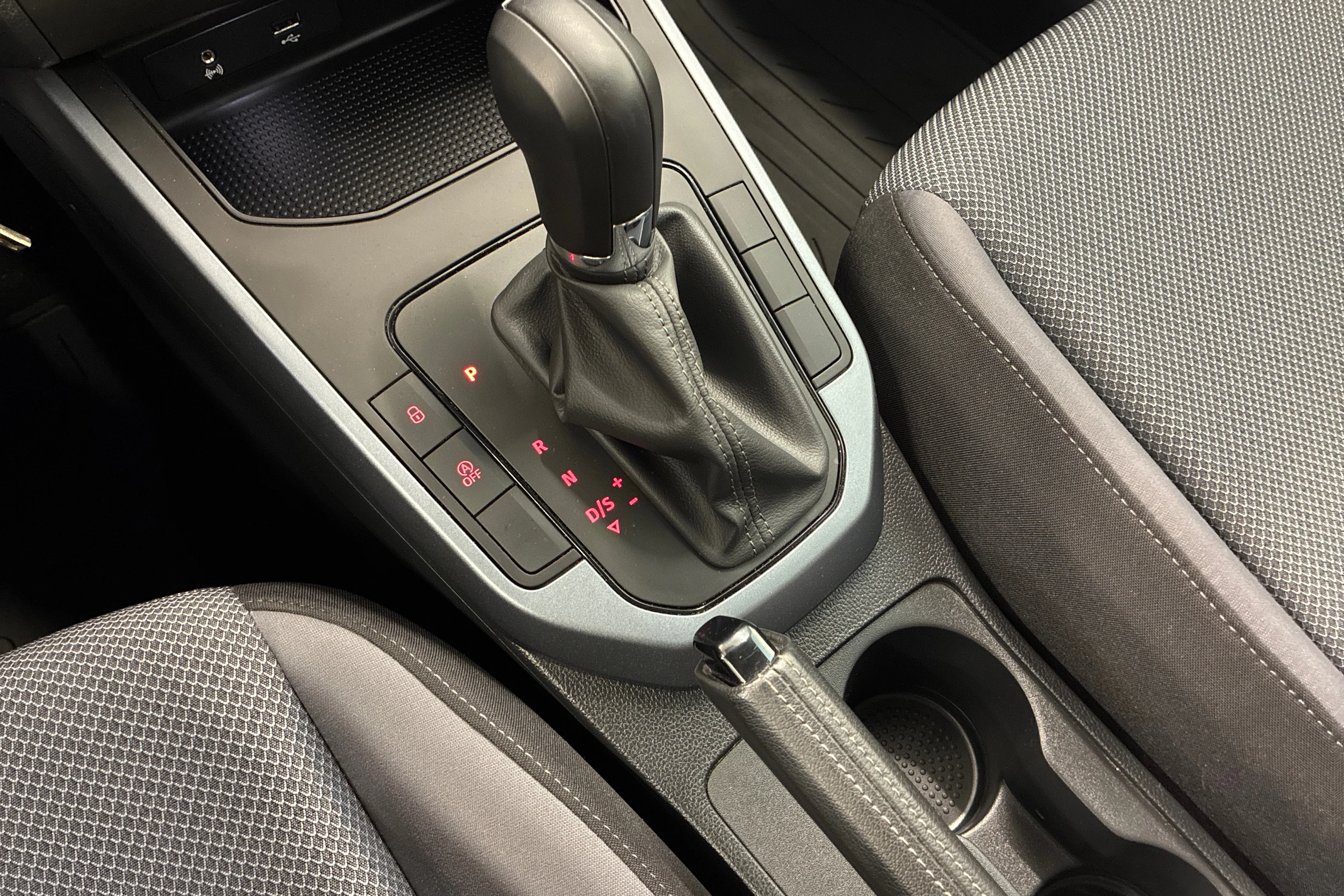 valkoinen SEAT Arona 2020 kuva 22.