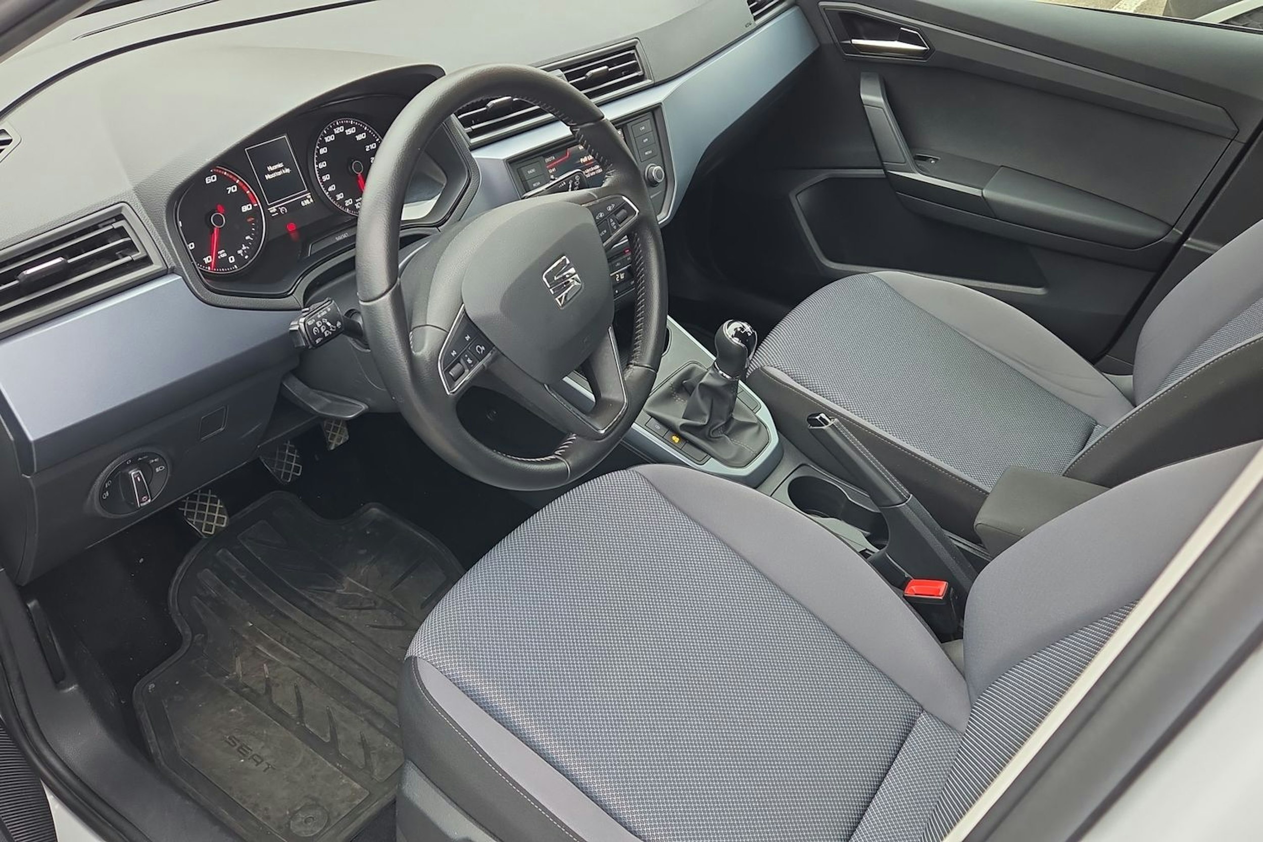 valkoinen SEAT Arona 2020 kuva 3.