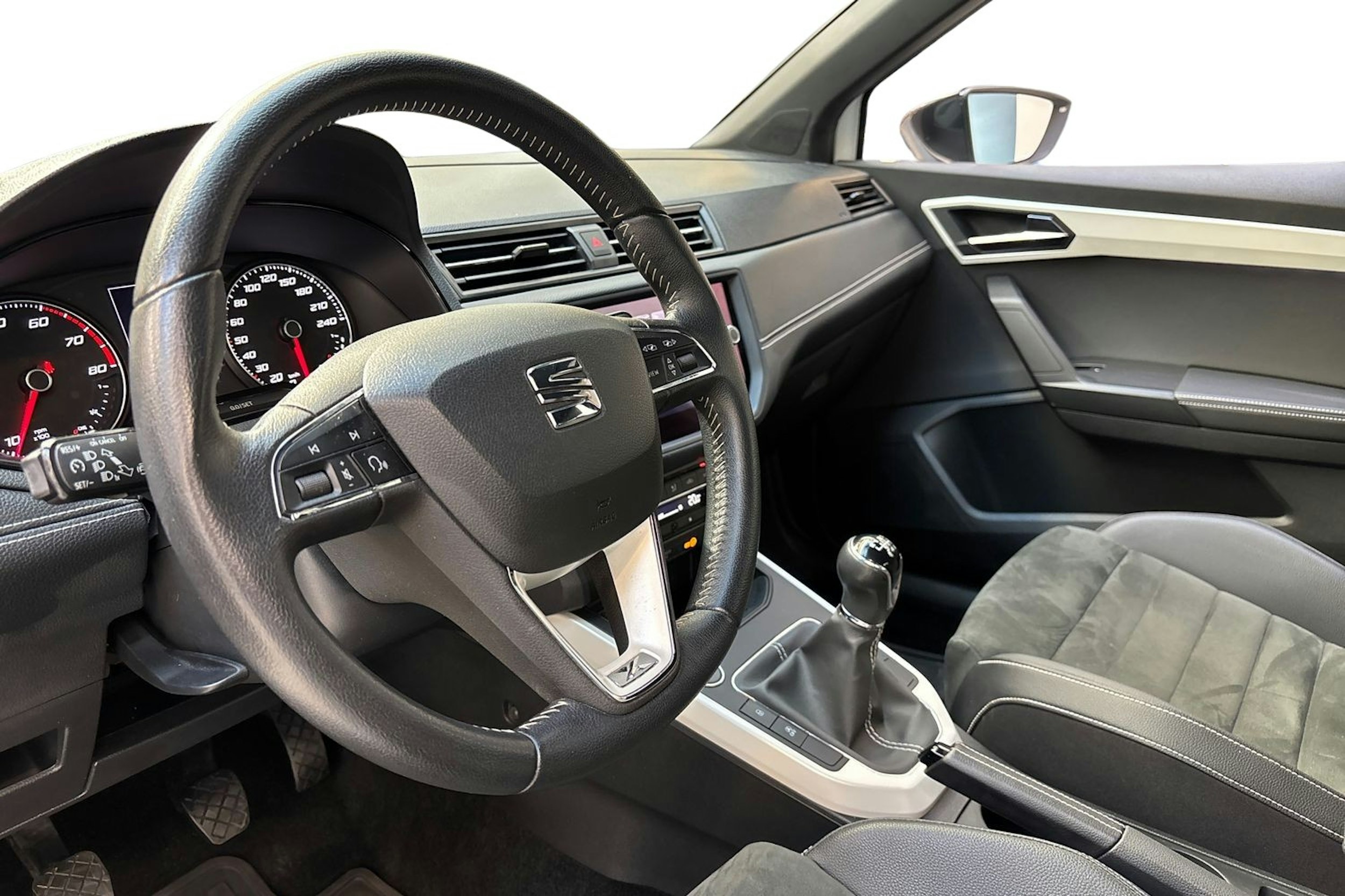 valkoinen SEAT Arona 2020 kuva 7.