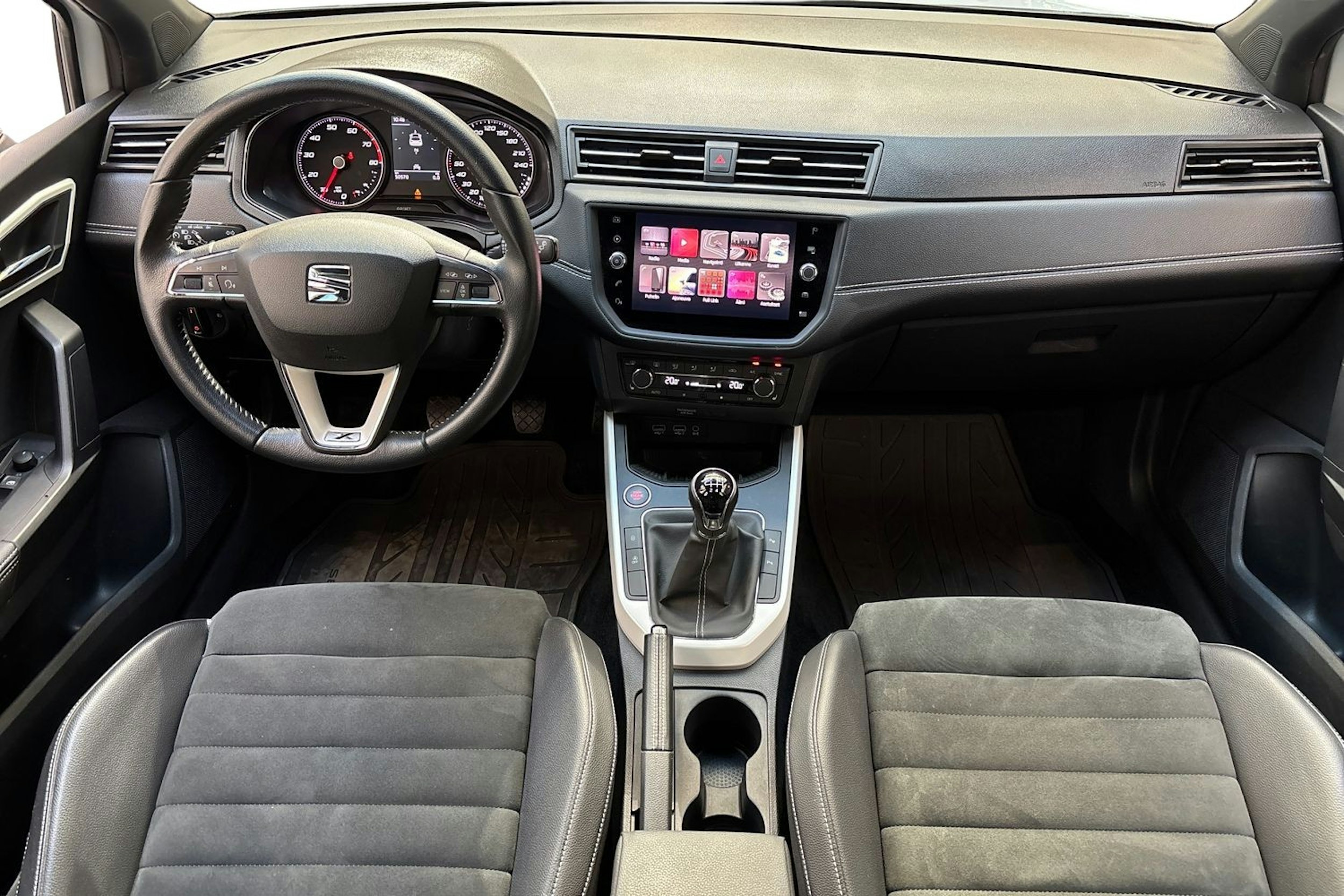 valkoinen SEAT Arona 2020 kuva 9.
