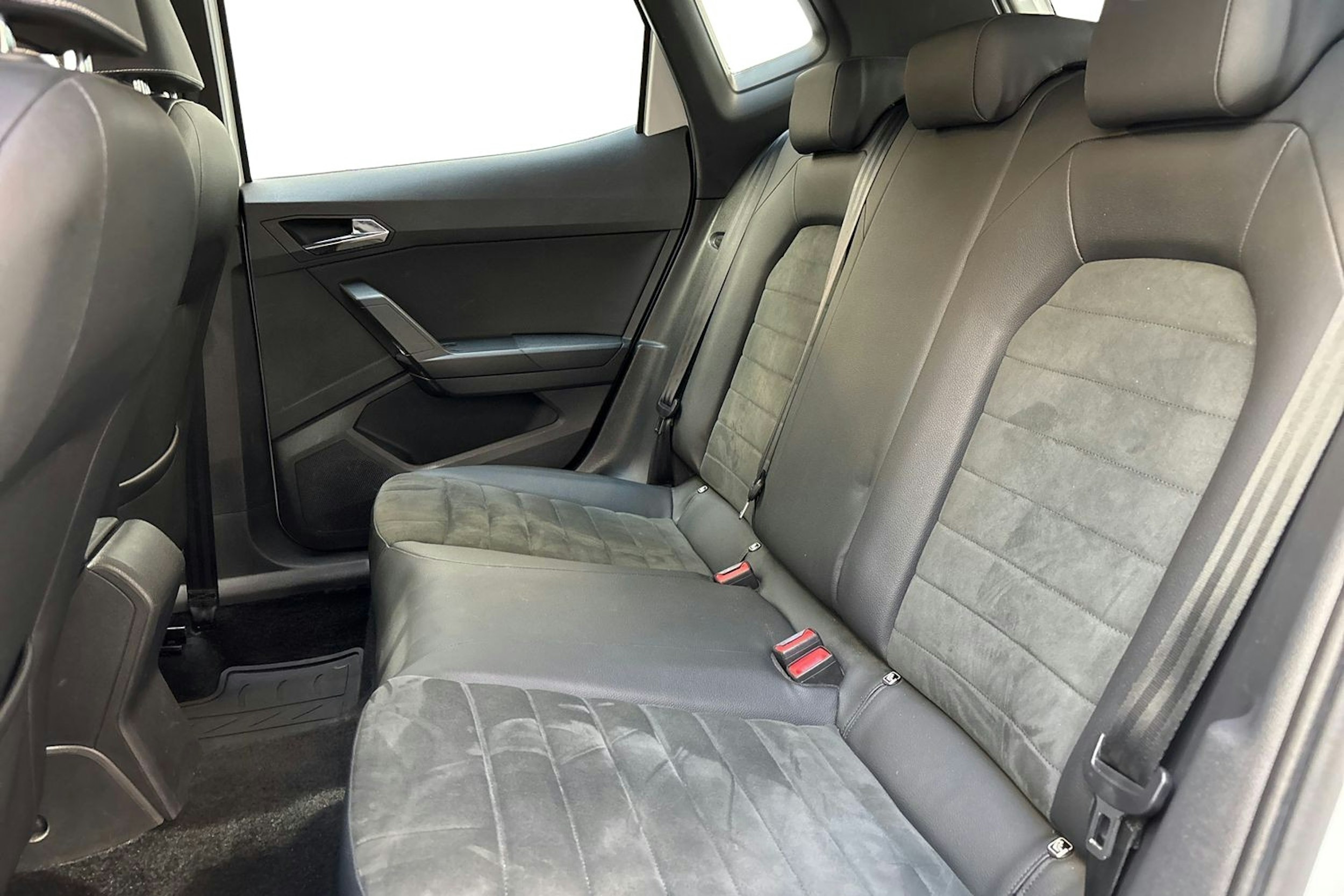 valkoinen SEAT Arona 2020 kuva 10.