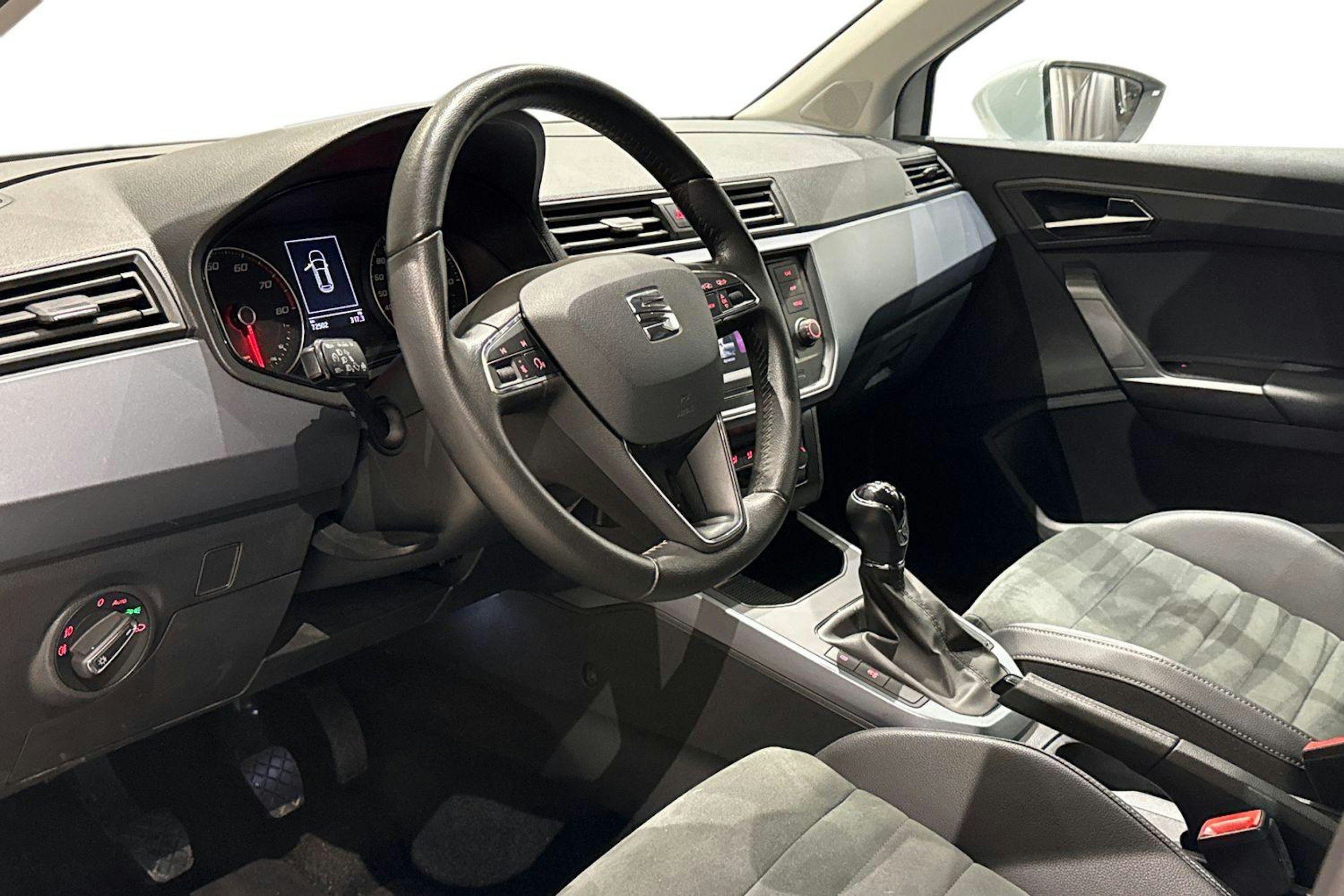 valkoinen SEAT Arona 2020 kuva 7.