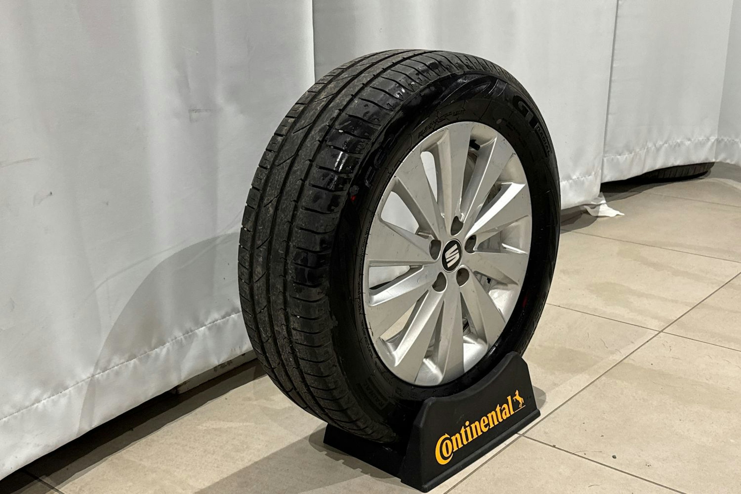 valkoinen SEAT Arona 2020 kuva 14.